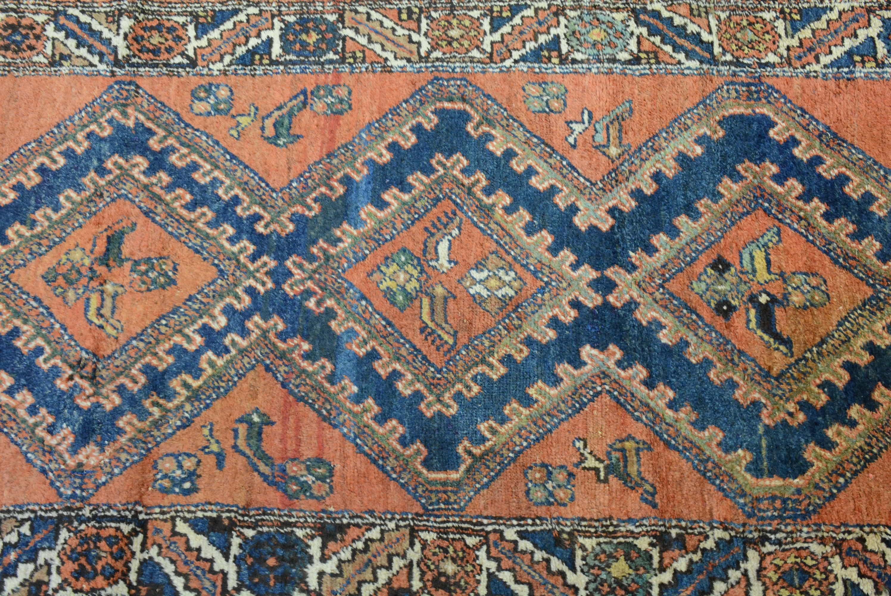 Die geografische Region Nordwestpersien mit ihren Städten und Dörfern war im späten 19. Jahrhundert führend bei der Ausfuhr von Teppichen im großen Stil.  Den Kaufleuten von Täbris, der Hauptstadt des persischen Aserbaidschan, wird die erfolgreiche