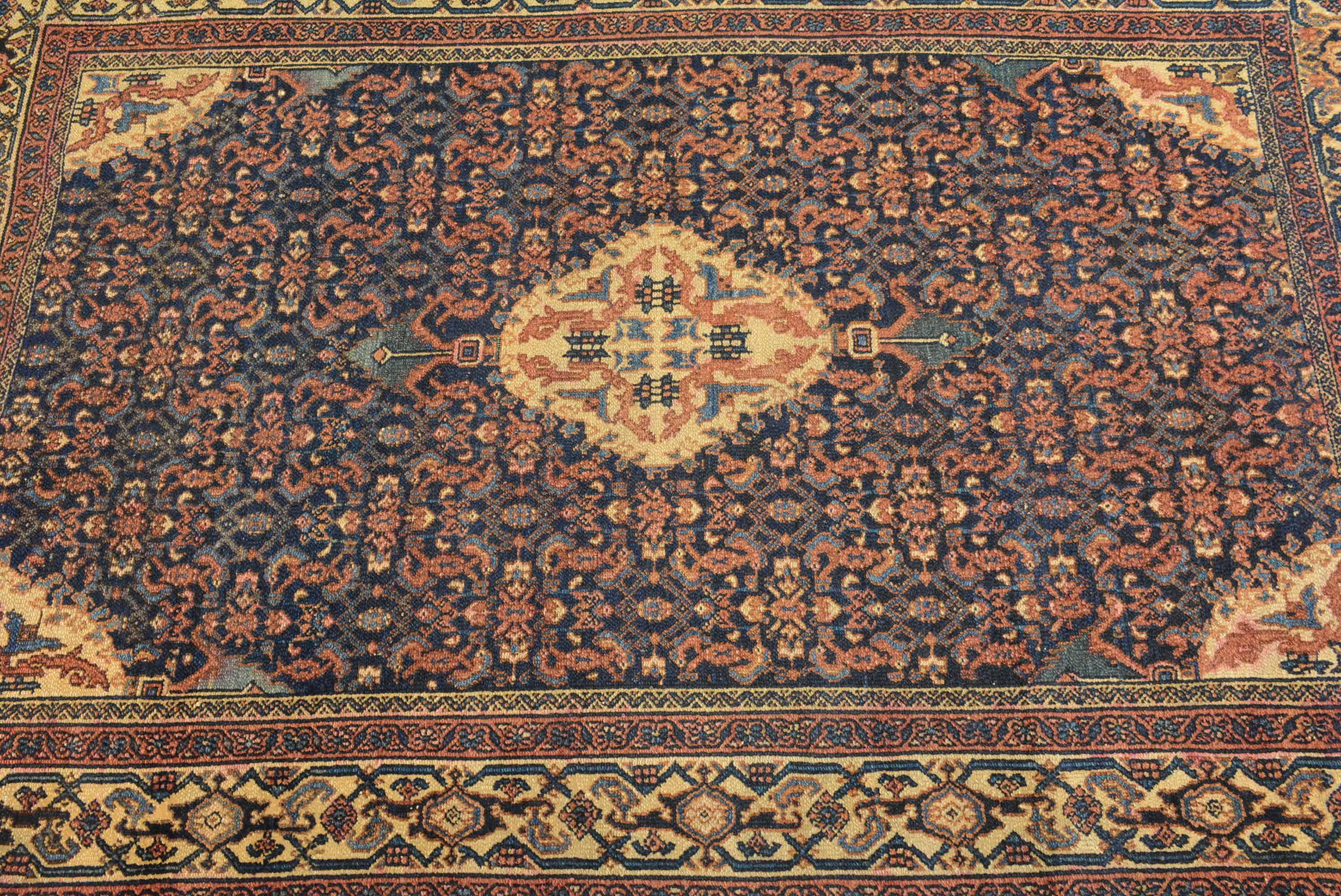 La région géographique du nord-ouest de la Perse, avec ses villes et ses villages, était à l'avant-garde de l'exportation à grande échelle de tapis et de moquettes à la fin du XIXe siècle.  Les marchands de Tabriz, grande ville qui est la capitale