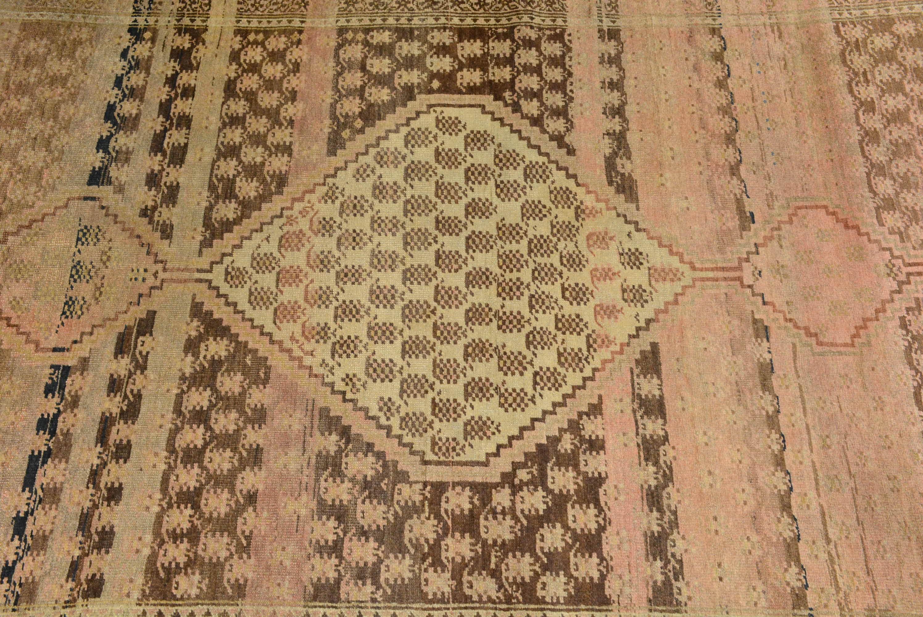 Les Kurdes sont un groupe relativement autonome dont la population se concentre principalement en Turquie, en Irak et en Perse (Iran).  Ils sont reconnus comme étant des tisserands prolifiques qui ont produit des tapis dans une grande variété de