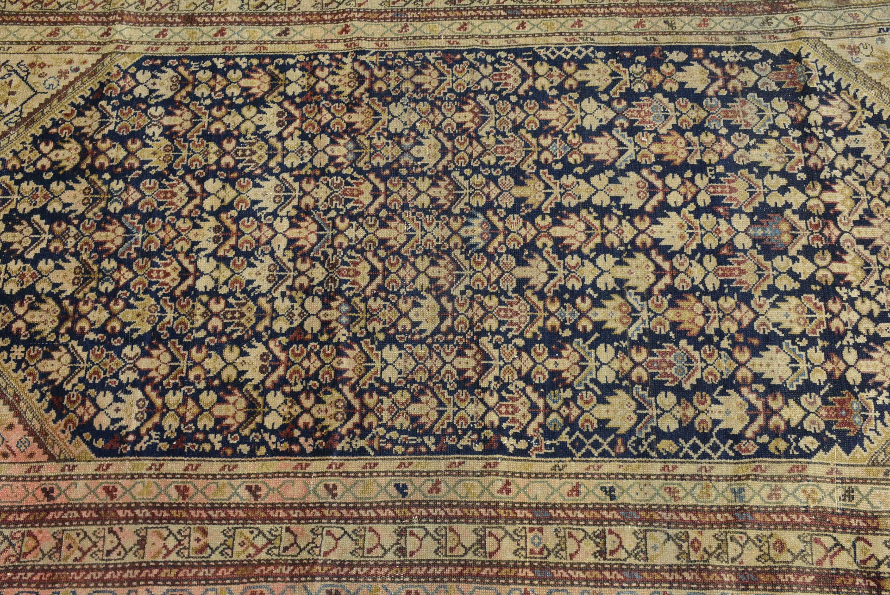 La regione geografica della Persia nord-occidentale, con le sue città e i suoi villaggi, è stata all'avanguardia nell'esportazione su larga scala di tappeti e moquette alla fine del XIX secolo.  Ai mercanti di Tabriz, una grande città che è la