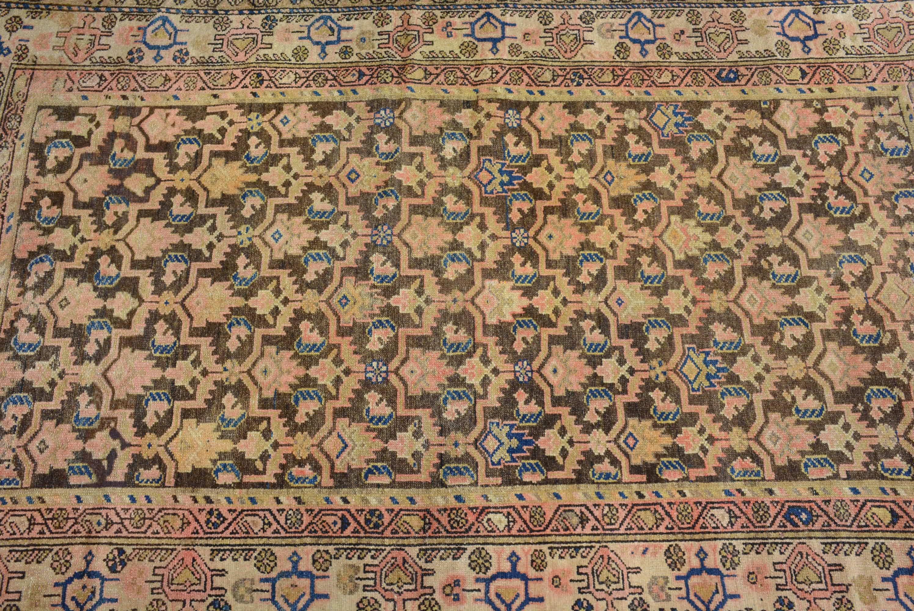 La regione geografica della Persia nord-occidentale, con le sue città e i suoi villaggi, è stata all'avanguardia nell'esportazione su larga scala di tappeti e moquette alla fine del XIX secolo.  Ai mercanti di Tabriz, una grande città che è la
