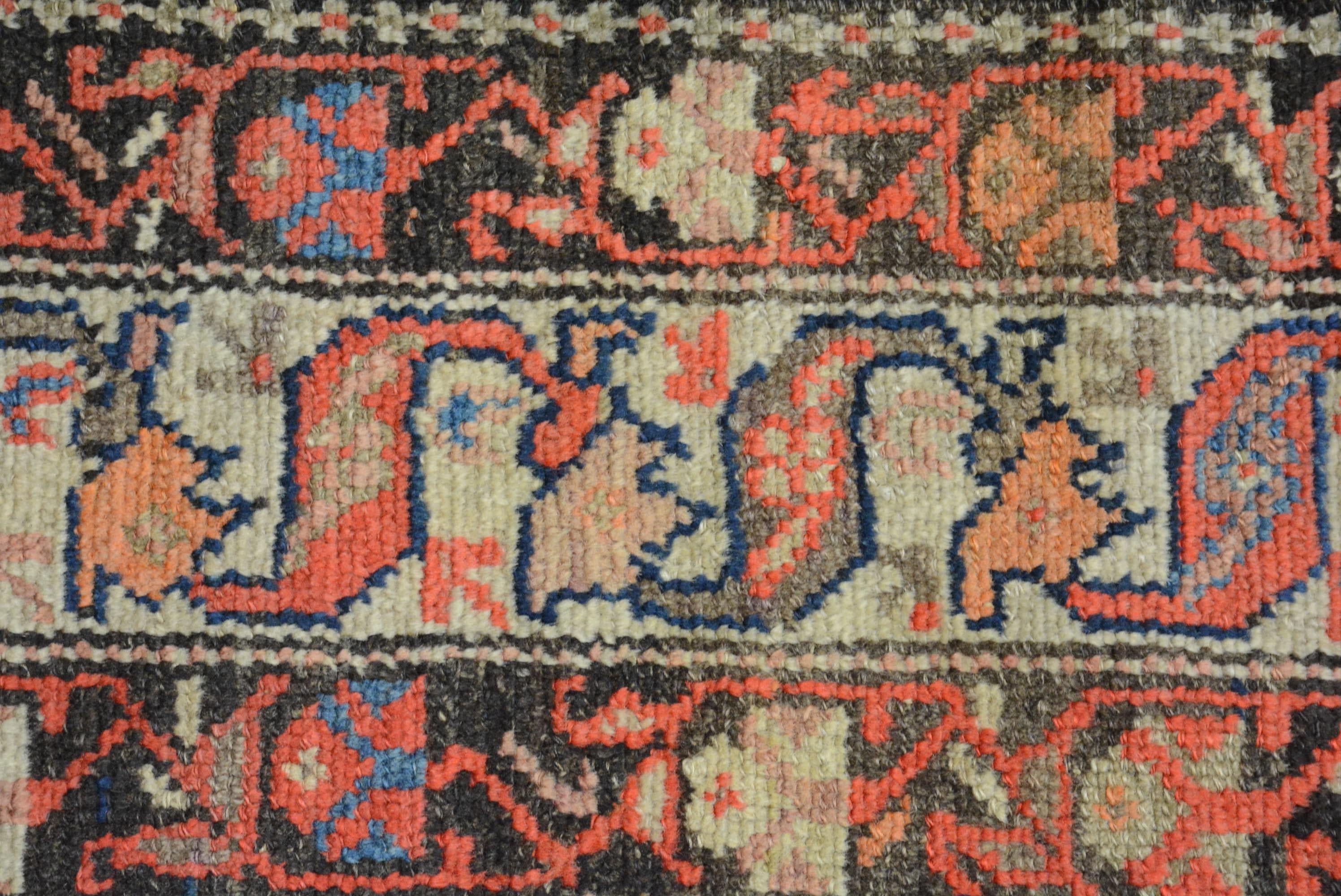 Ancien tapis persan Hamadan du début du 20e siècle Bon état - En vente à Closter, NJ
