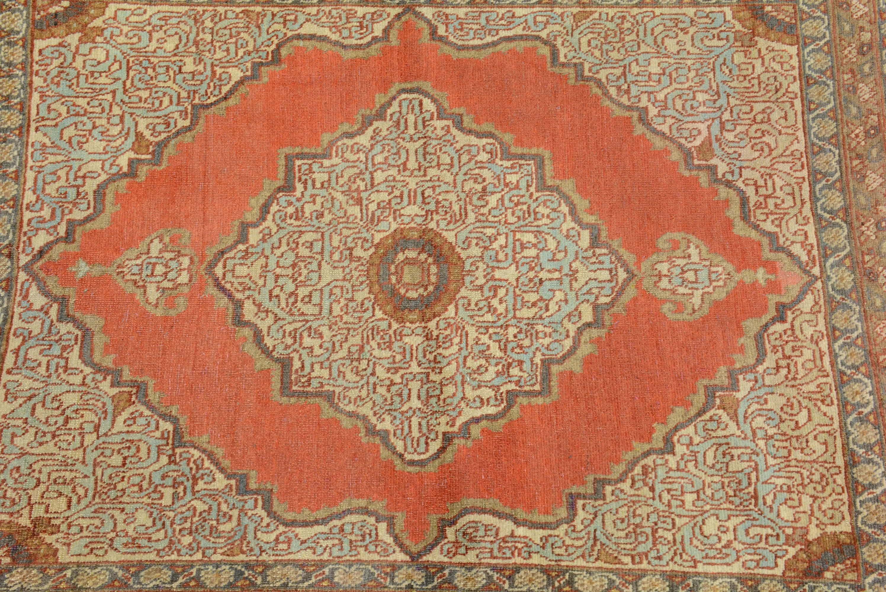 La ville de Tabriz, dans le nord-ouest de la Perse, est reconnue comme étant au cœur de la renaissance de l'industrie du tapis à la fin du XIXe siècle. Les marchands de cette région étaient bien conscients de la demande d'objets décoratifs du