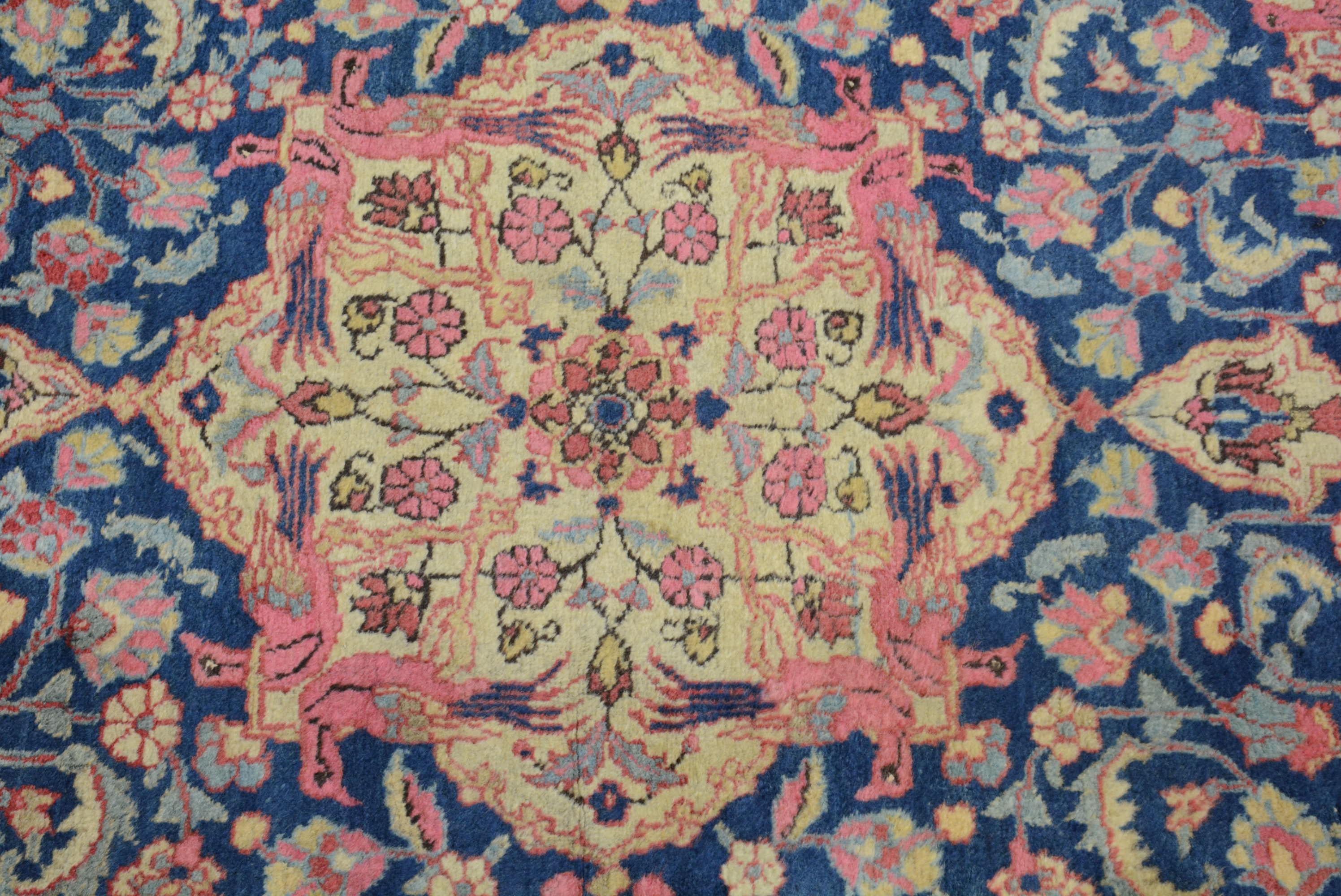 La ville de Tabriz, dans le nord-ouest de la Perse, est reconnue comme étant au cœur de la renaissance de l'industrie du tapis à la fin du XIXe siècle. Les marchands de cette région étaient bien conscients de la demande d'objets décoratifs du