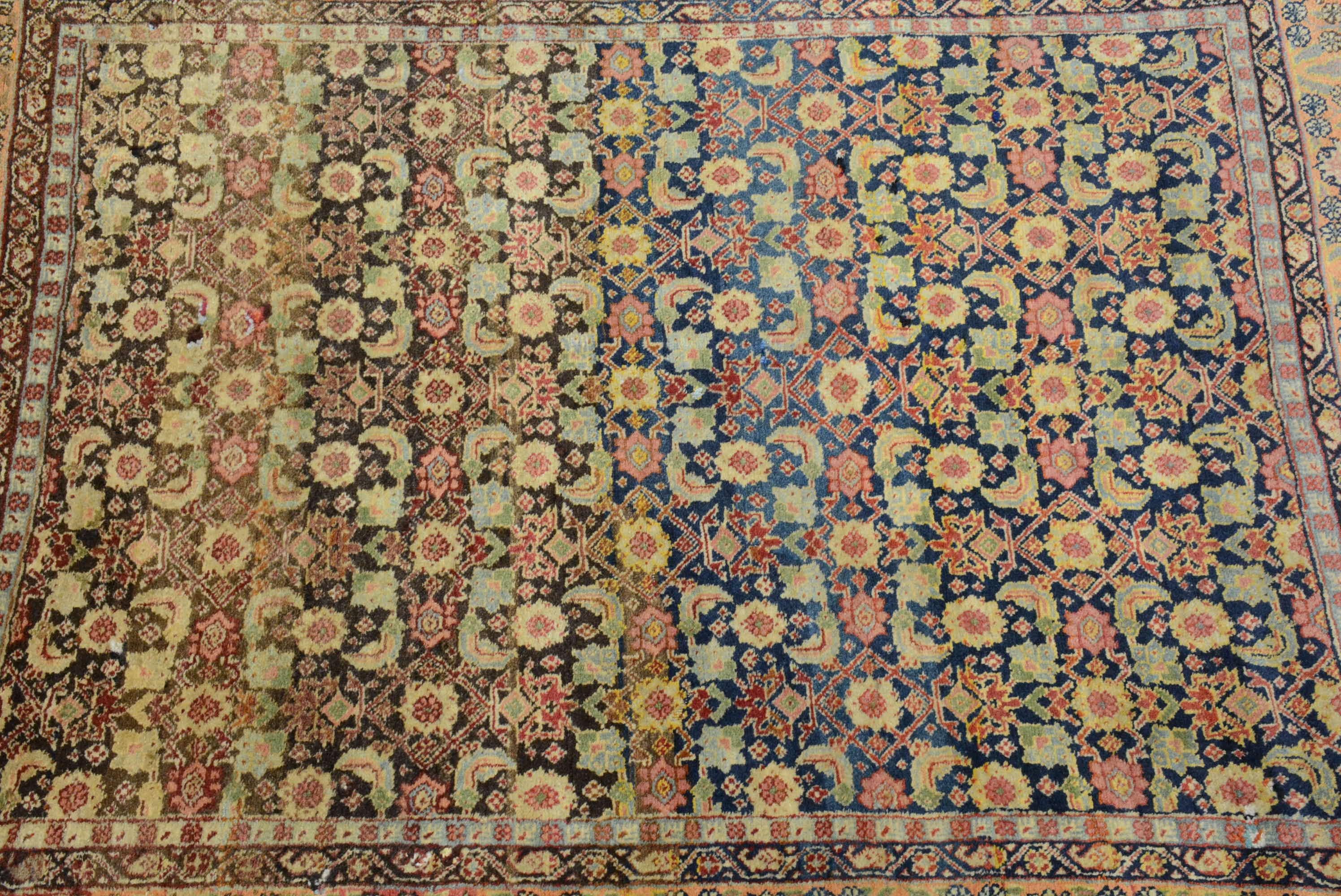 La ville de Tabriz, dans le nord-ouest de la Perse, est reconnue comme étant au cœur de la renaissance de l'industrie du tapis à la fin du XIXe siècle. Les marchands de cette région étaient bien conscients de la demande d'objets décoratifs du