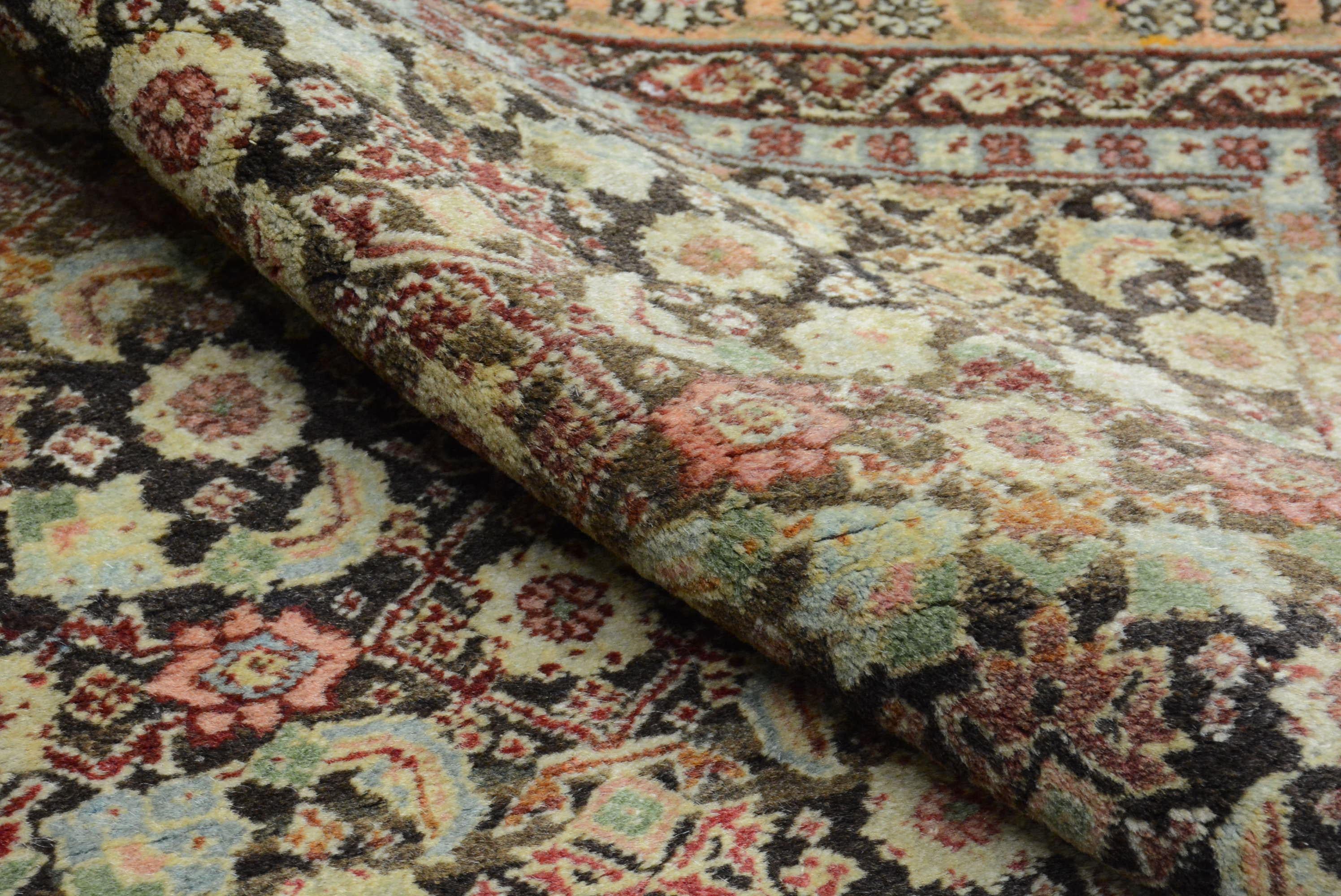 Ancien tapis persan Tabriz du début du 20e siècle en vente 1