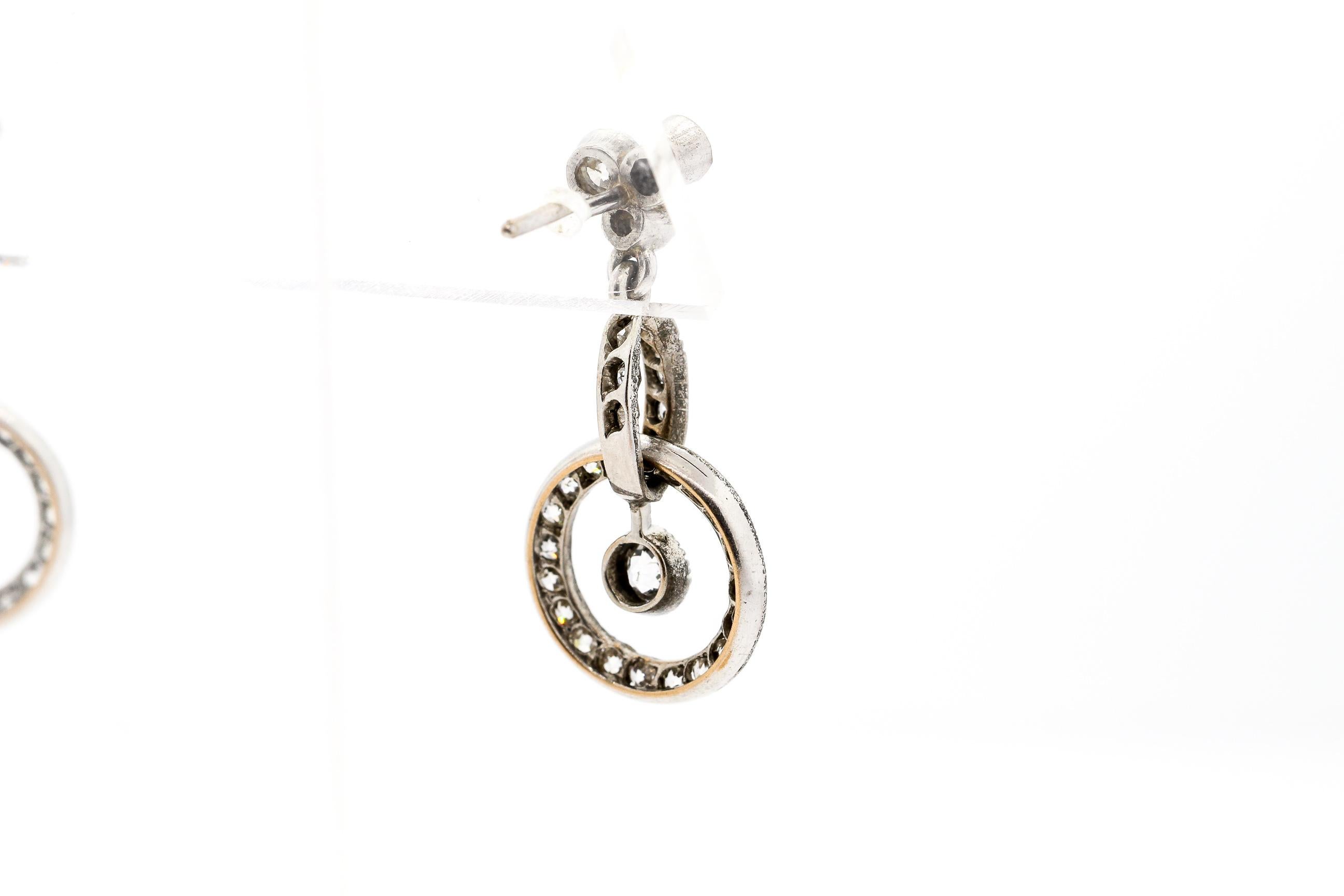 Pendants d'oreilles anciens en platine et diamants du début du XXe siècle Bon état - En vente à New York, NY