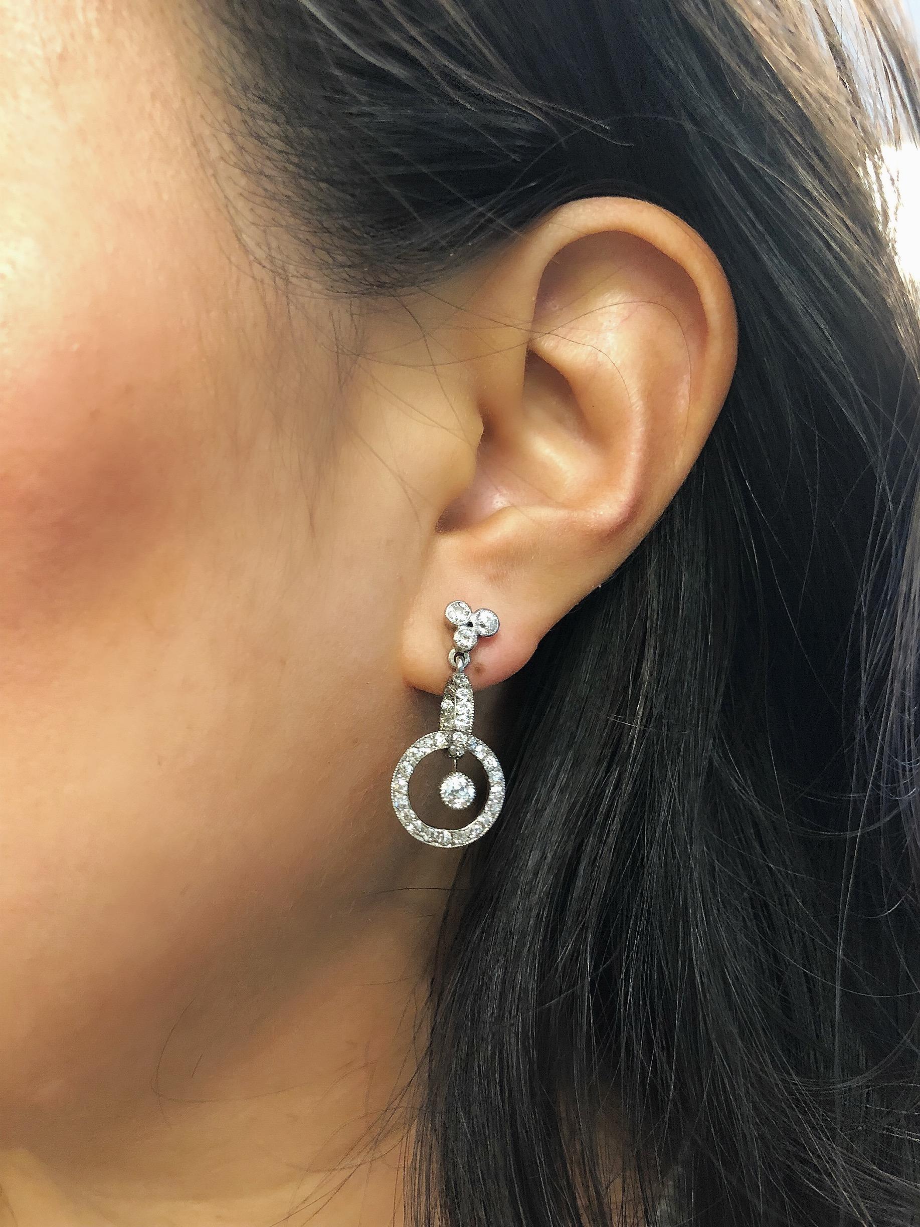Pendants d'oreilles anciens en platine et diamants du début du XXe siècle Unisexe en vente