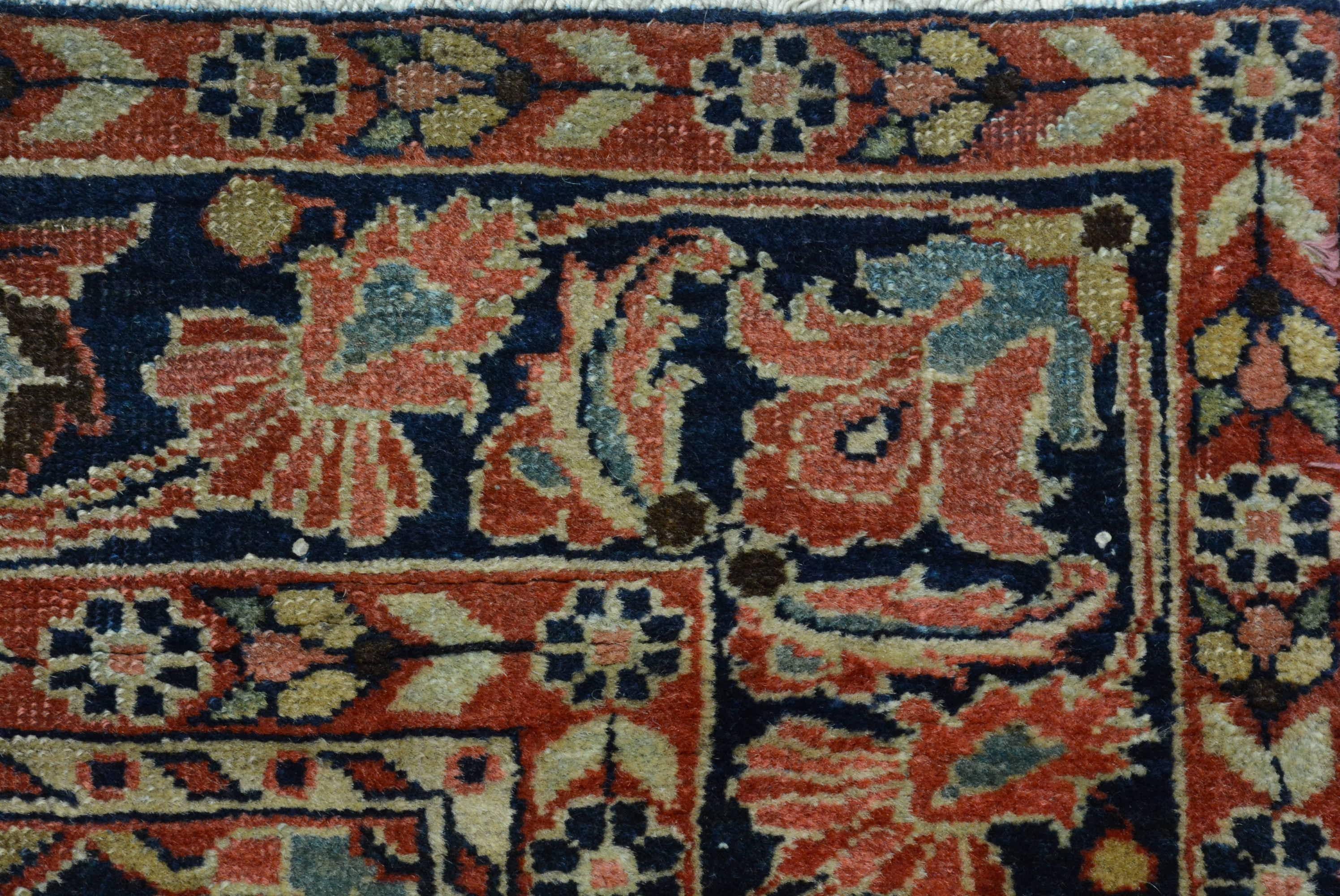 Antiker Sarouk-Teppich aus dem frühen 20. im Zustand „Gut“ im Angebot in Closter, NJ