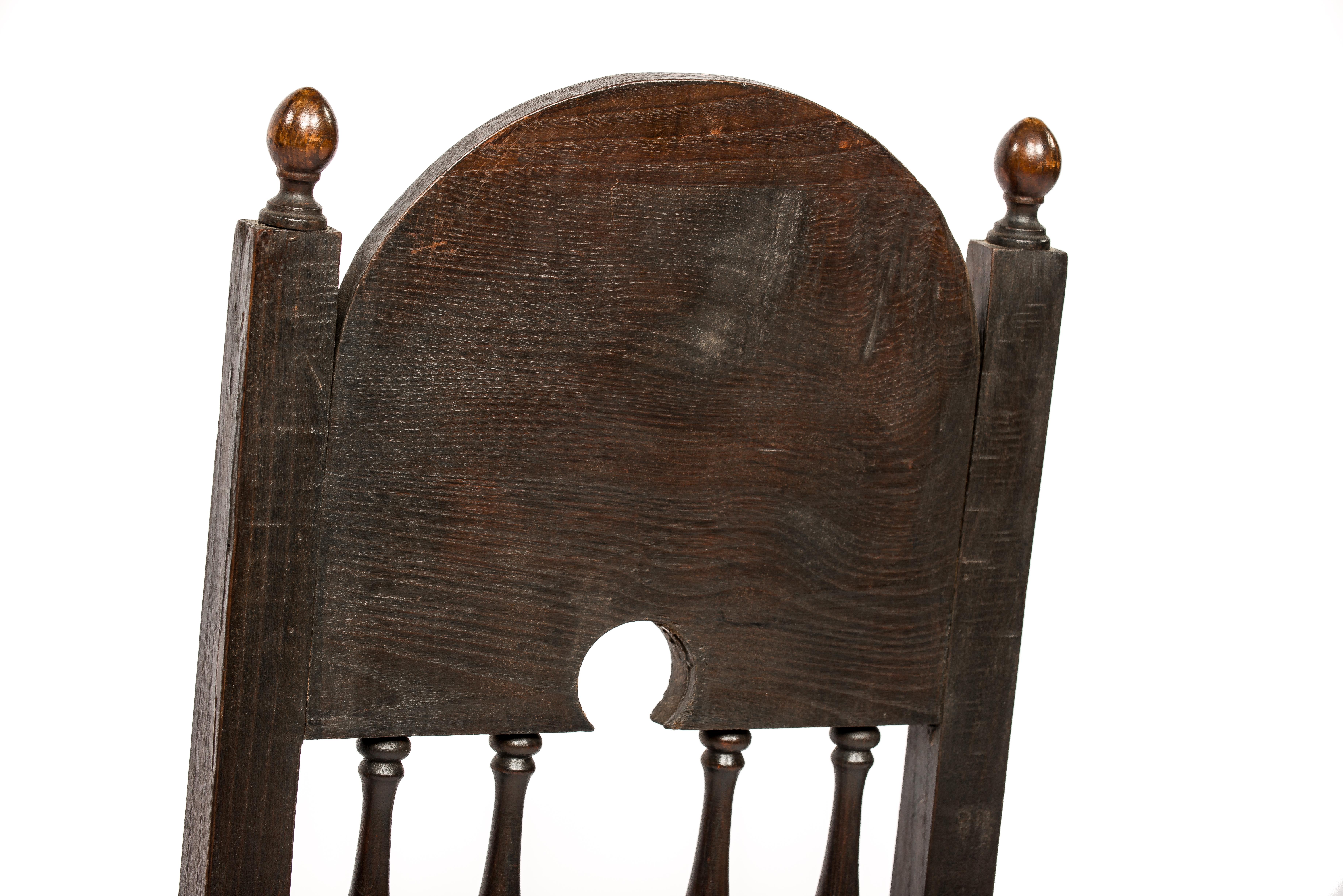 Antiker Satz von vier spanischen Stühlen aus massivem dunkelbraunem Kastanienholz aus dem frühen 20. Jahrhundert im Angebot 8