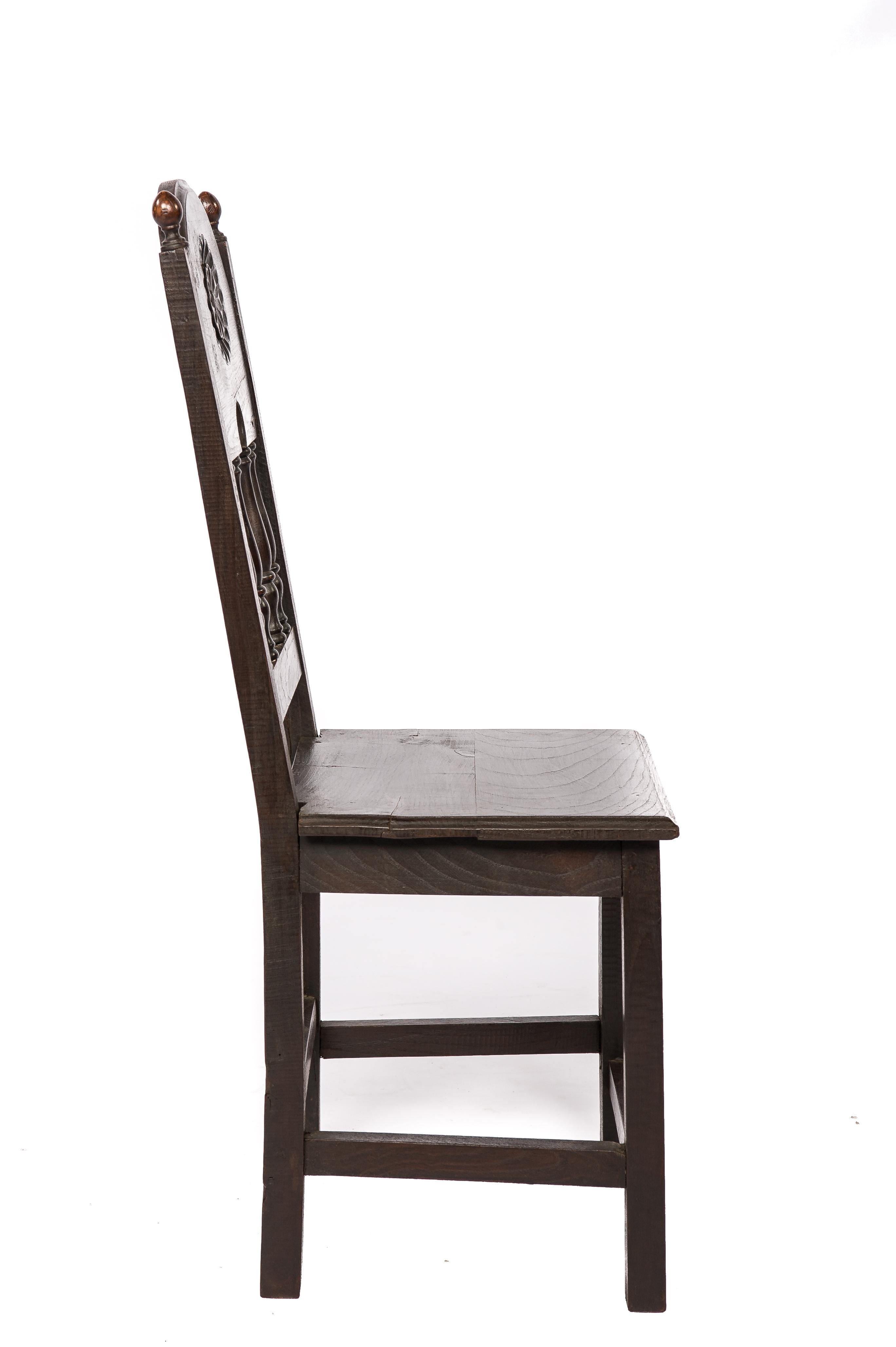 Antiker Satz von vier spanischen Stühlen aus massivem dunkelbraunem Kastanienholz aus dem frühen 20. Jahrhundert im Zustand „Gut“ im Angebot in Casteren, NL