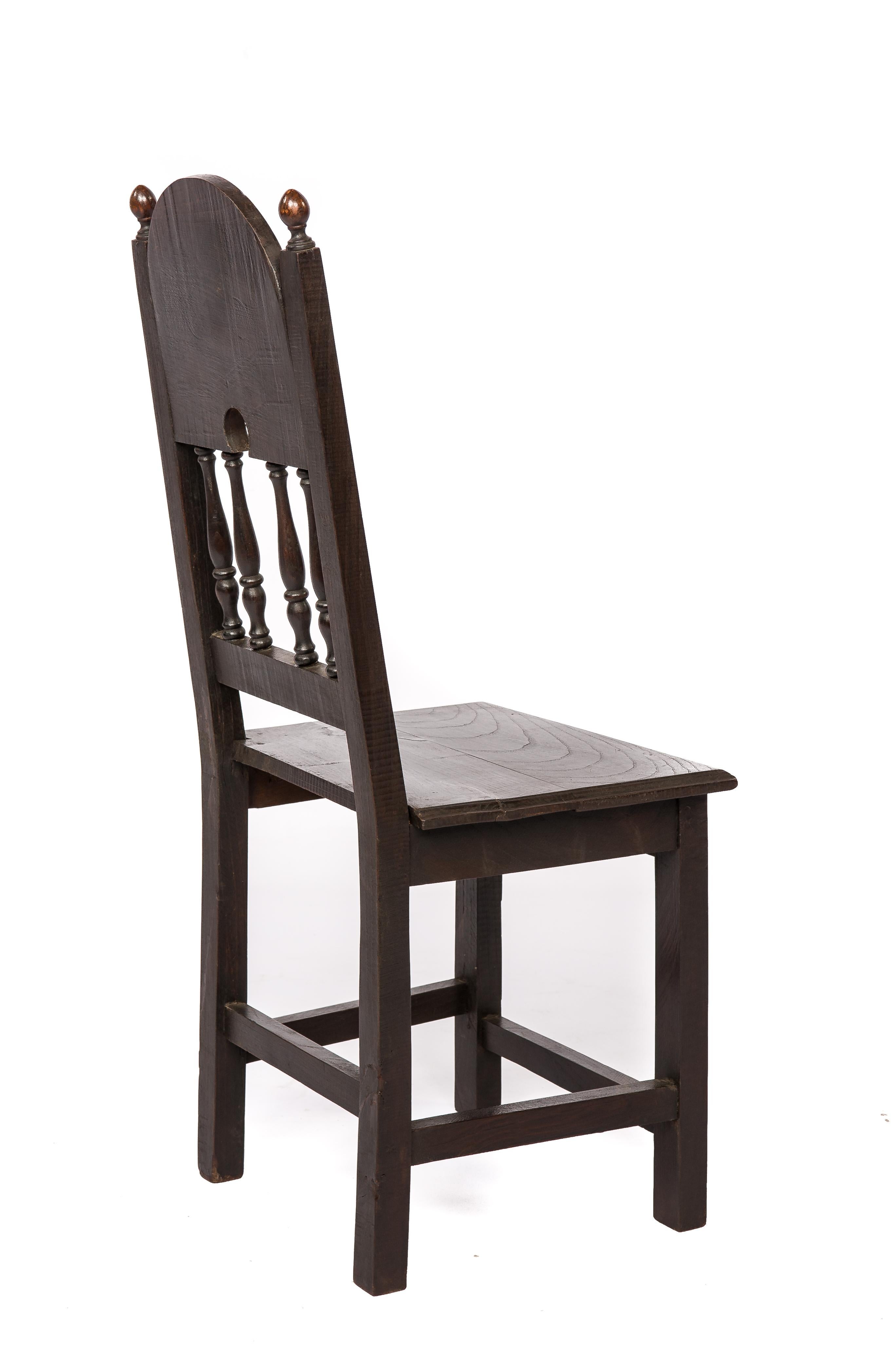 Antiker Satz von vier spanischen Stühlen aus massivem dunkelbraunem Kastanienholz aus dem frühen 20. Jahrhundert im Angebot 1
