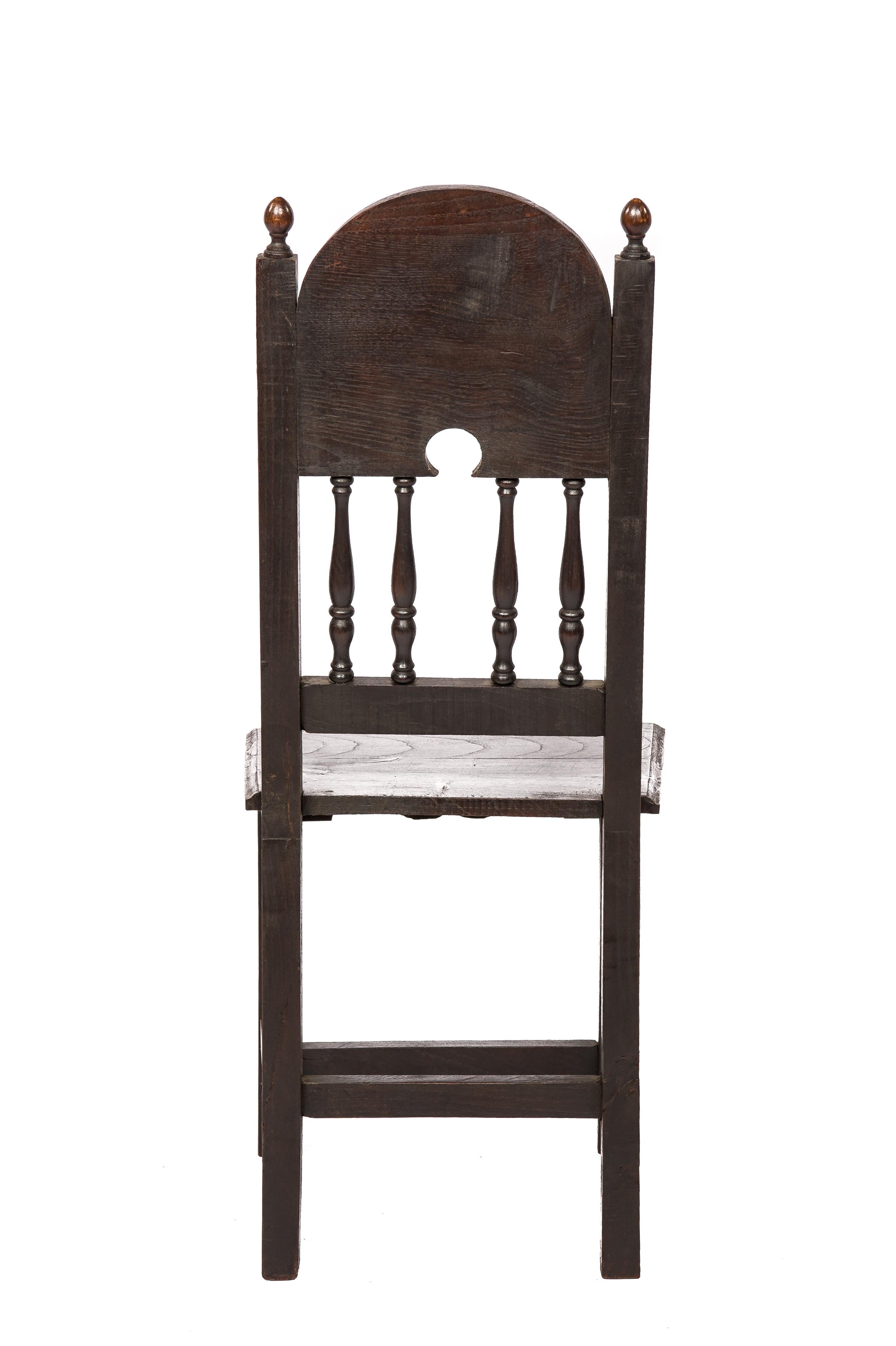 Antiker Satz von vier spanischen Stühlen aus massivem dunkelbraunem Kastanienholz aus dem frühen 20. Jahrhundert im Angebot 2