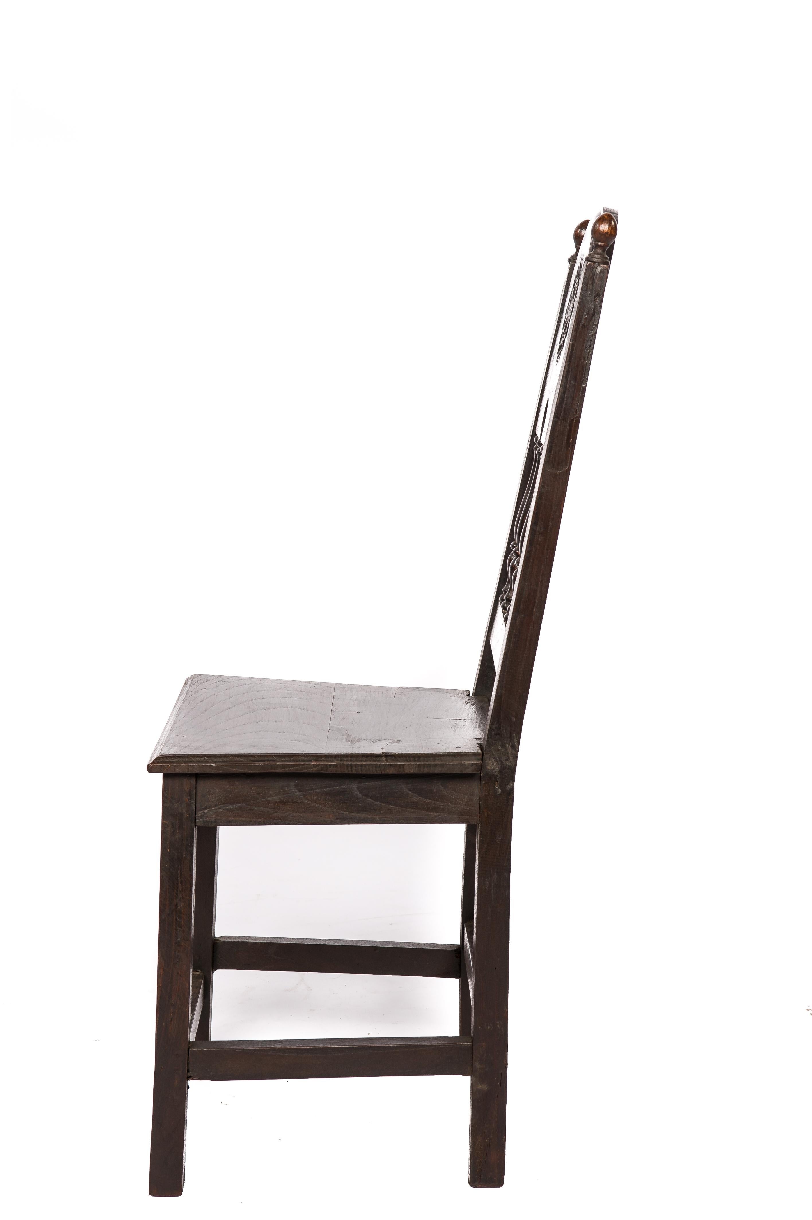 Antiker Satz von vier spanischen Stühlen aus massivem dunkelbraunem Kastanienholz aus dem frühen 20. Jahrhundert im Angebot 3
