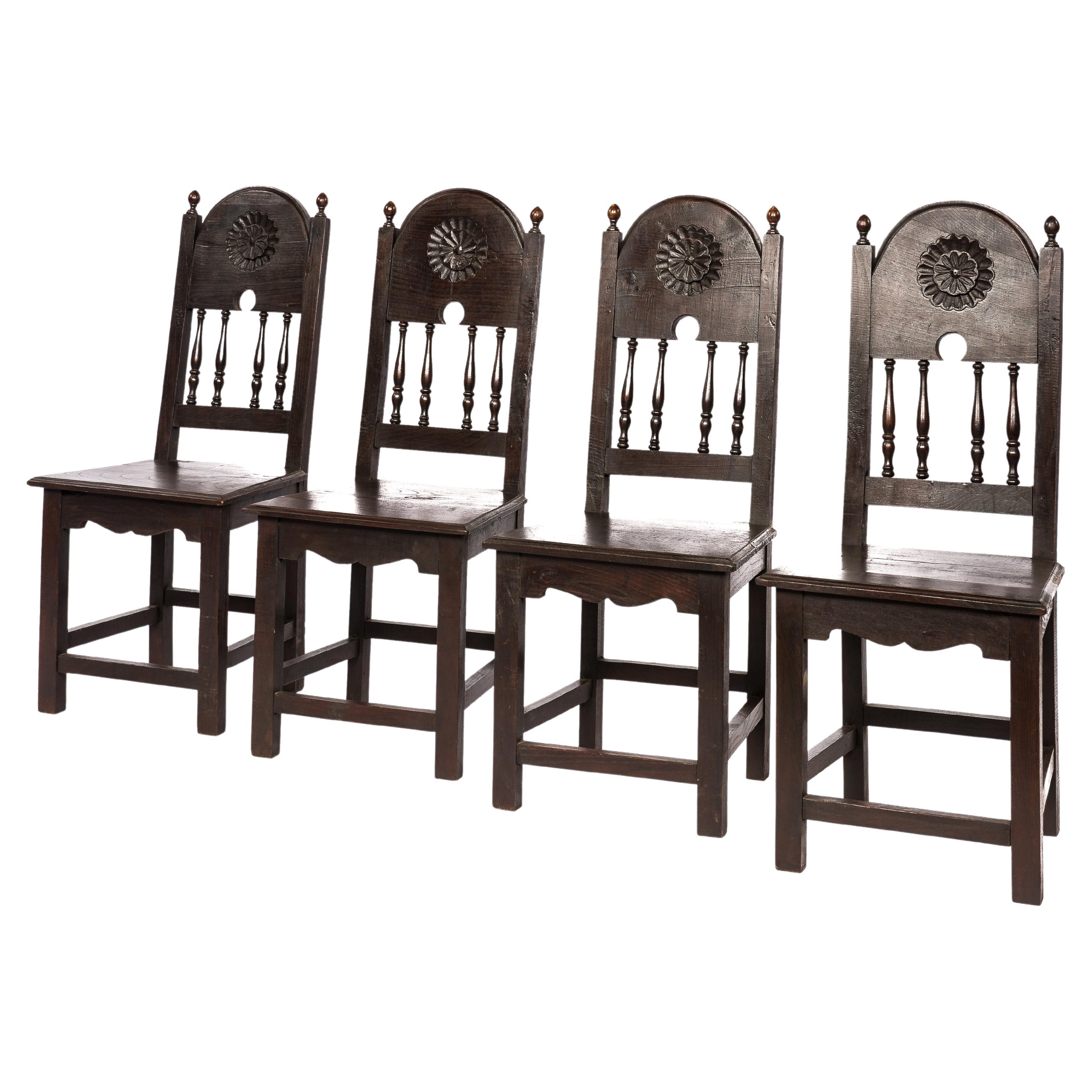 Antiker Satz von vier spanischen Stühlen aus massivem dunkelbraunem Kastanienholz aus dem frühen 20. Jahrhundert