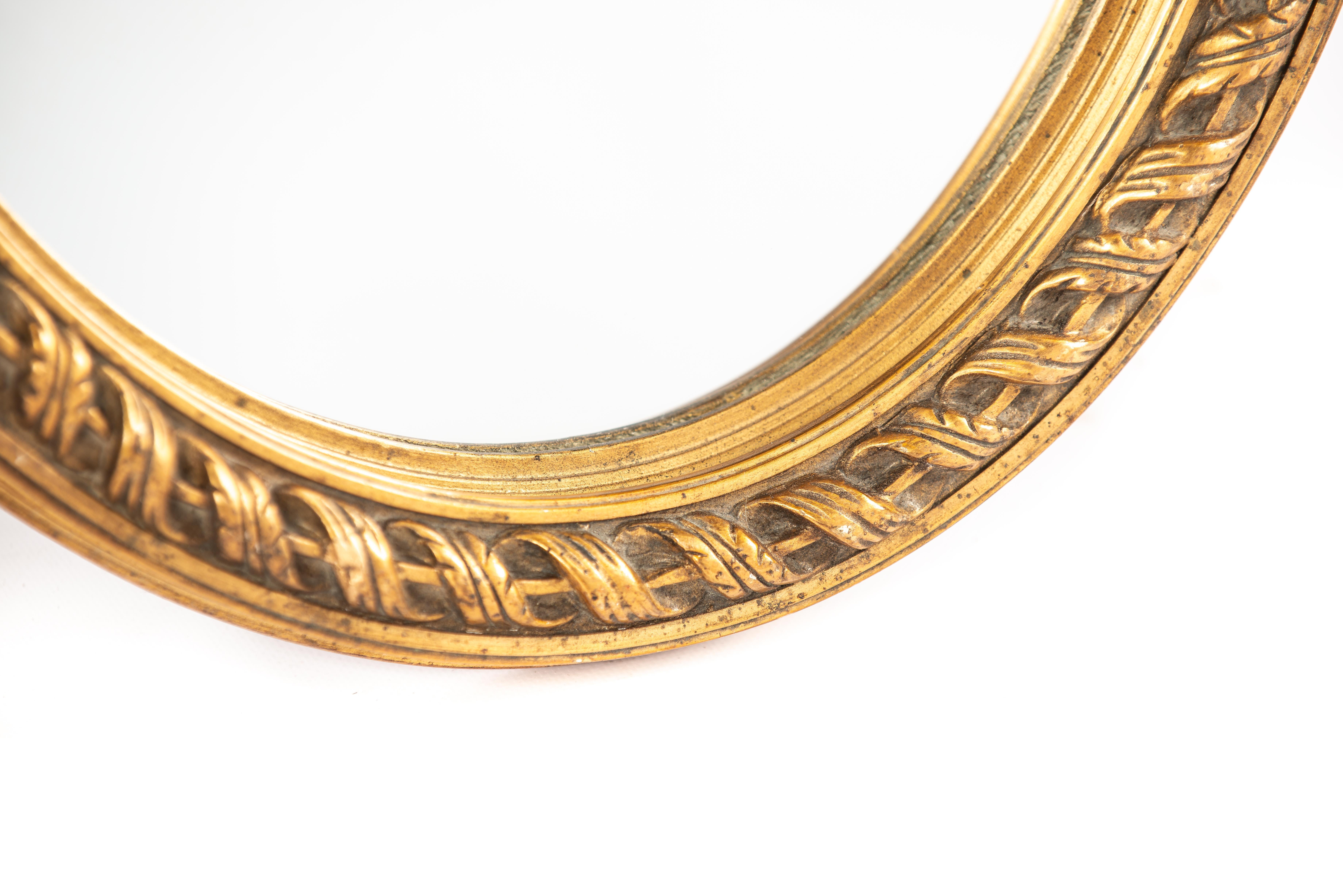 Antike Anfang des 20. Jahrhunderts kleine ovale Blattgold und Farbe vergoldet Französisch Spiegel  (Empire) im Angebot
