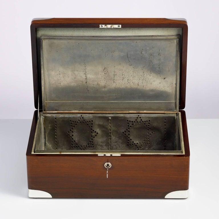 Antiker Zigarren- Humidor aus Sterlingsilber und Nussbaumholz aus dem frühen 20. Jahrhundert, um 1900 im Angebot 1