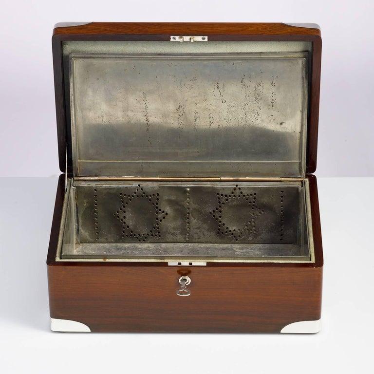 Antiker Zigarren- Humidor aus Sterlingsilber und Nussbaumholz aus dem frühen 20. Jahrhundert, um 1900 im Angebot 3
