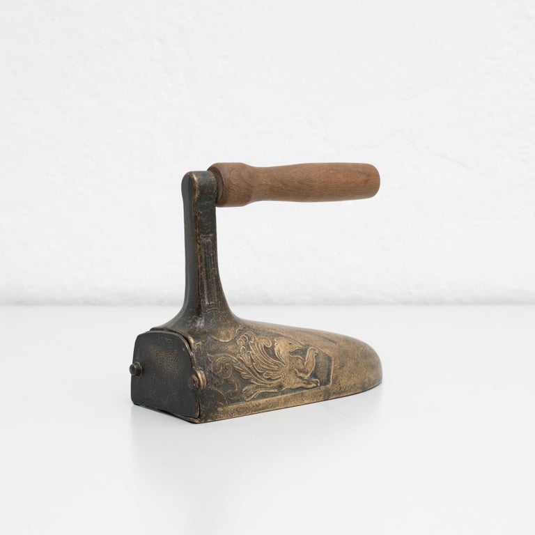 Mid-20th Century Antique Early 20th Century Traditional Metal Iron, circa 1930 For Sale