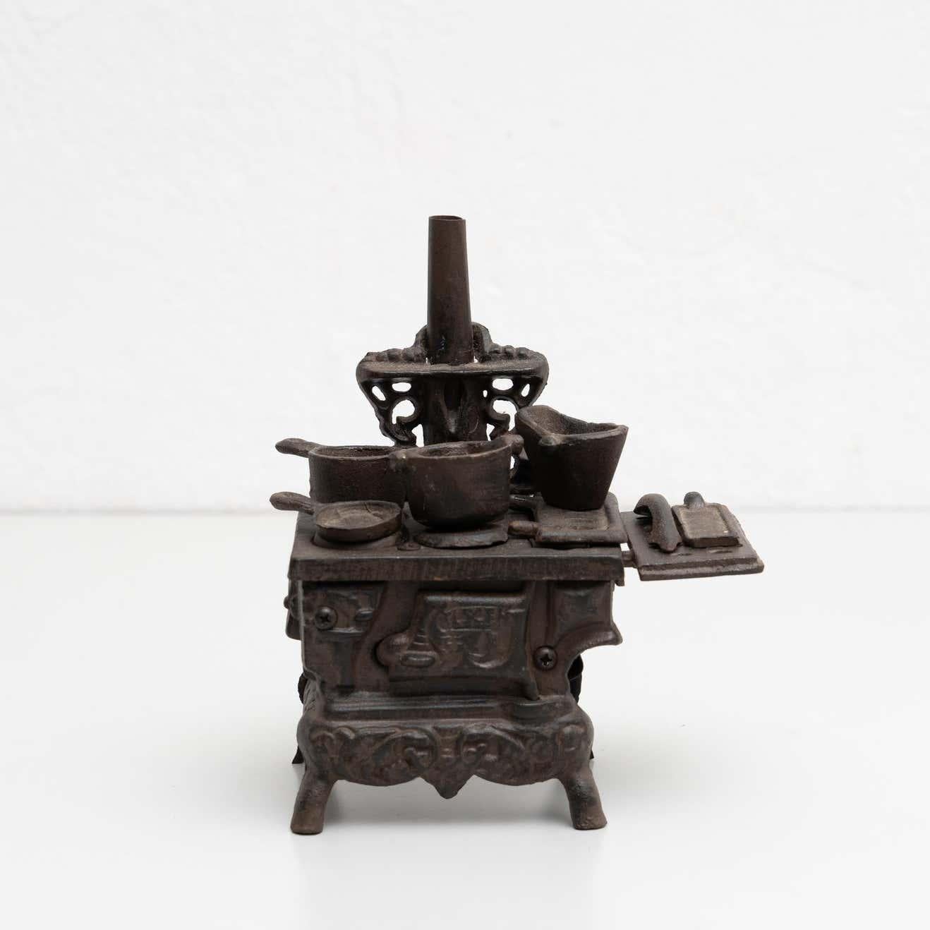 Figura de cocina de juguete de hierro vintage de una representación de cocina antigua tradicional.  Fabricada por un fabricante desconocido en España, hacia 1930.  En estado original, desgaste acorde con la edad y el uso, conservando una hermosa