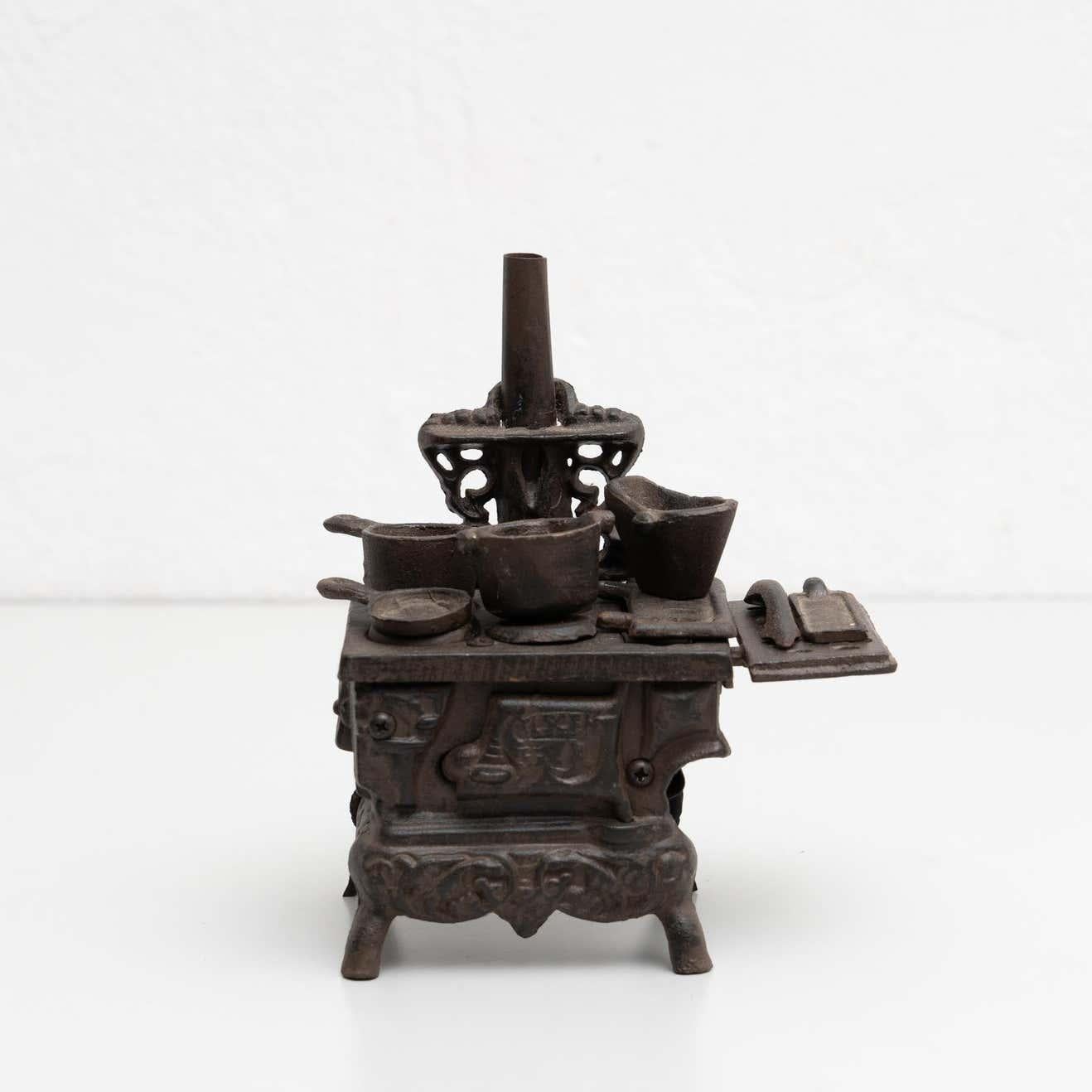 Vintage Eisen Spielzeug Küche Figur eines traditionellen antiken Küche Darstellung.

Hergestellt von einem unbekannten Hersteller in Spanien, um 1930.

Originaler Zustand, alters- und gebrauchsbedingte Abnutzung, schöne Patina
