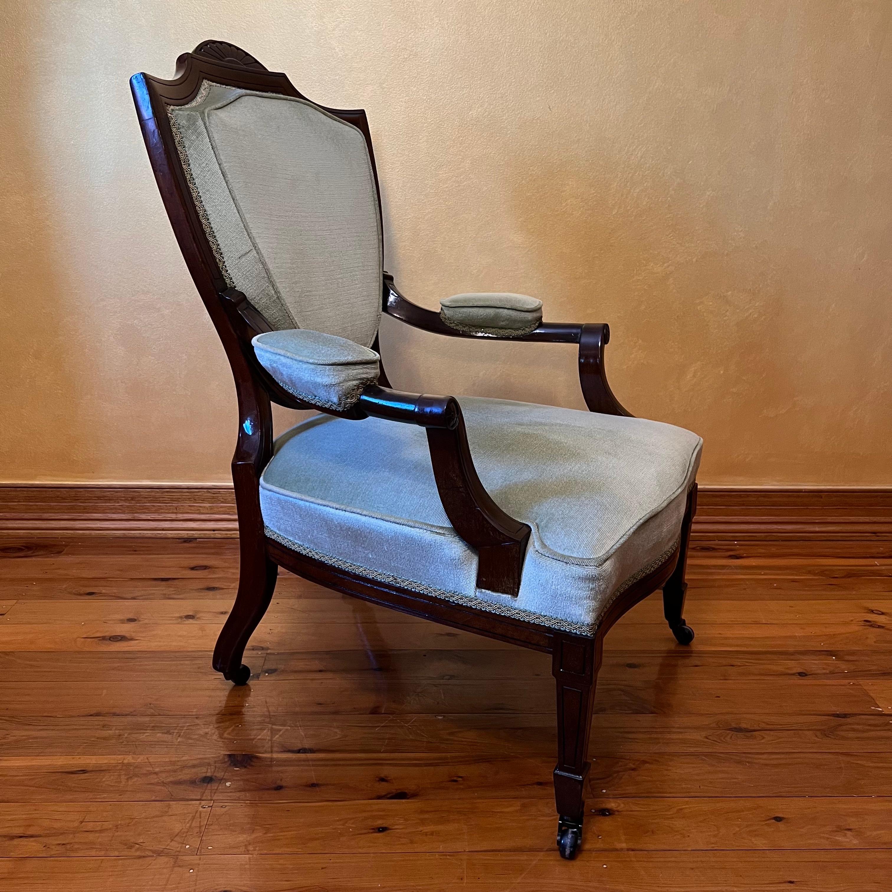 Antique Early 20th Century Walnut Four Piece Chair Set For Sale 7
