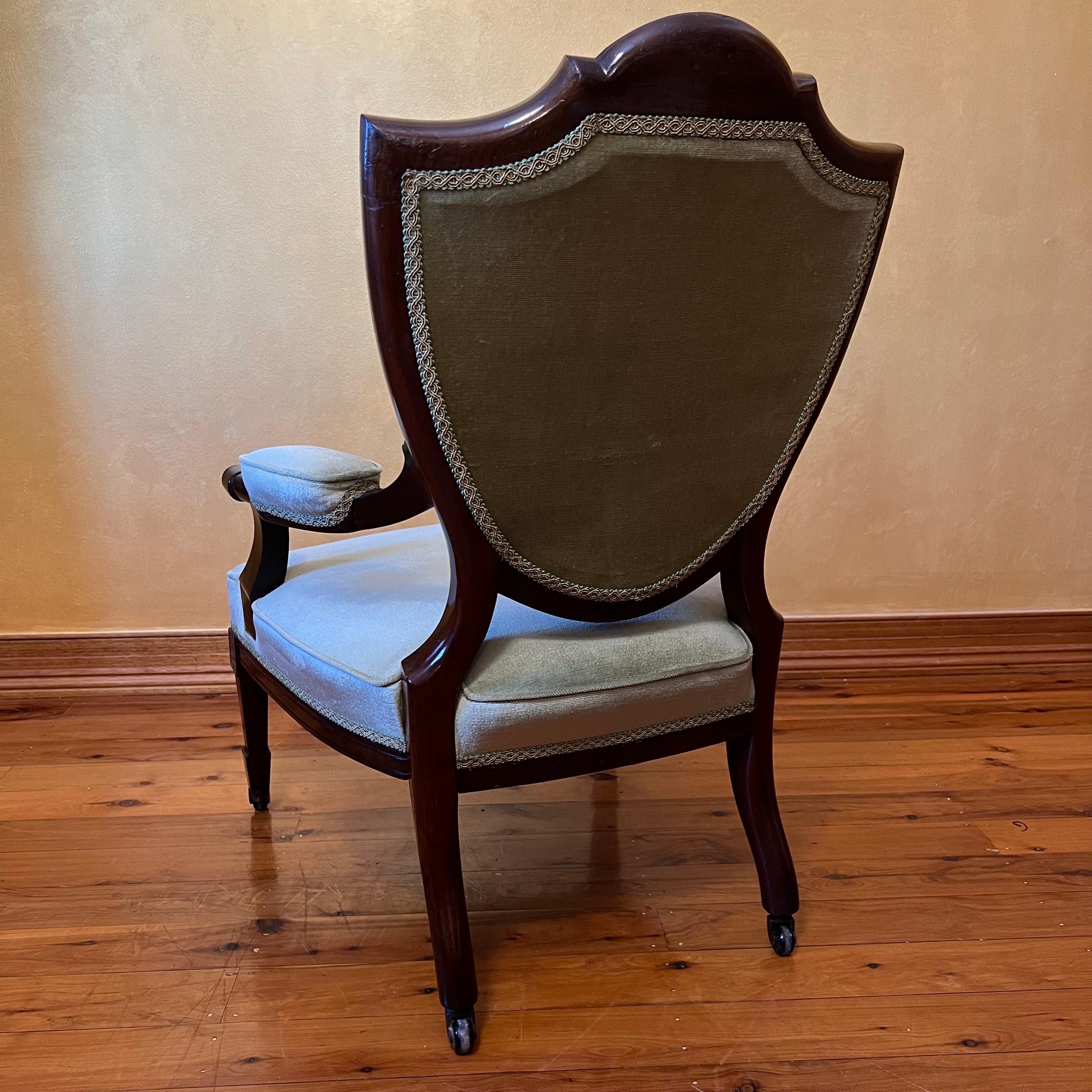 Antiker vierteiliger Stuhlsatz aus Nussbaumholz des frühen 20. im Angebot 6