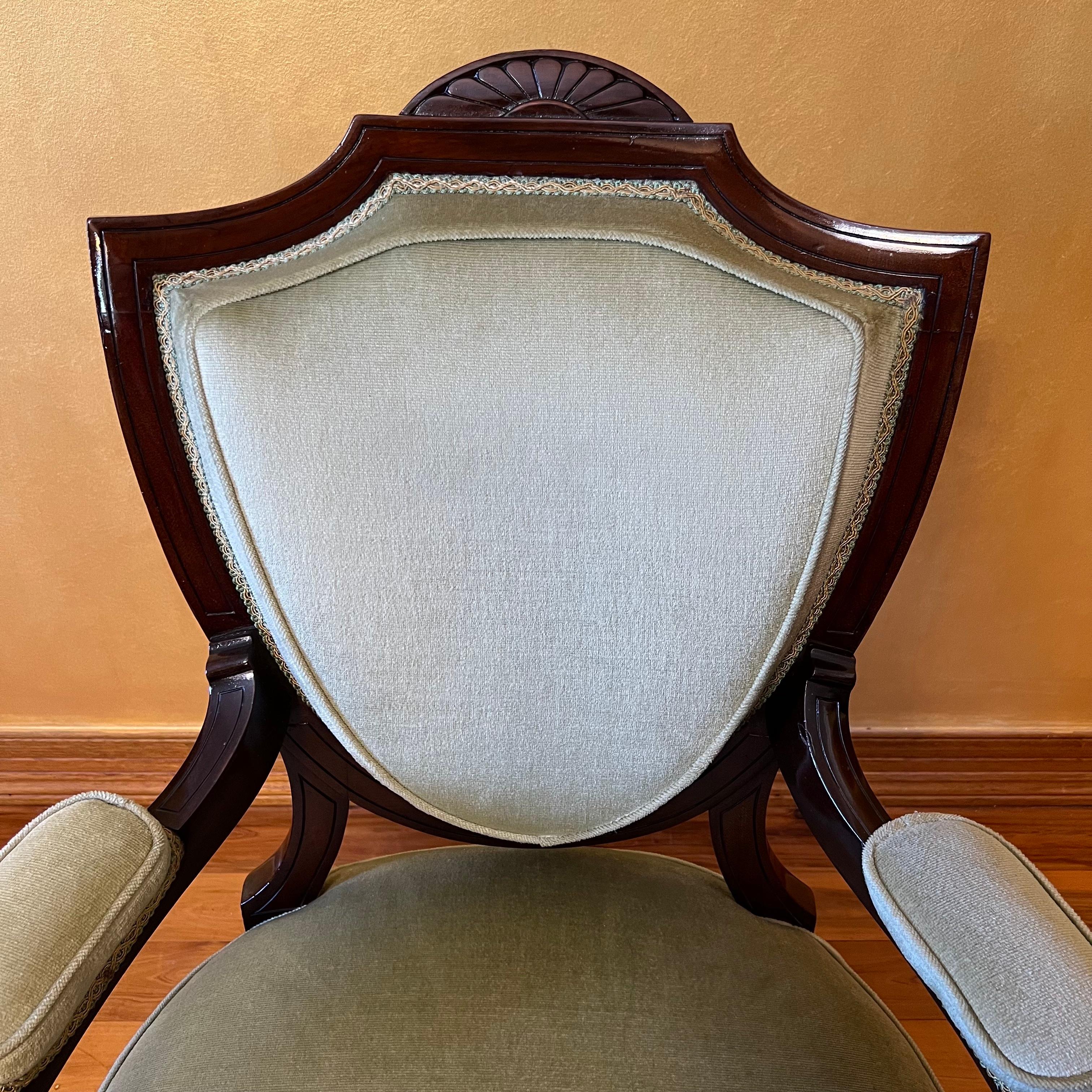 Antiker vierteiliger Stuhlsatz aus Nussbaumholz des frühen 20. im Angebot 7