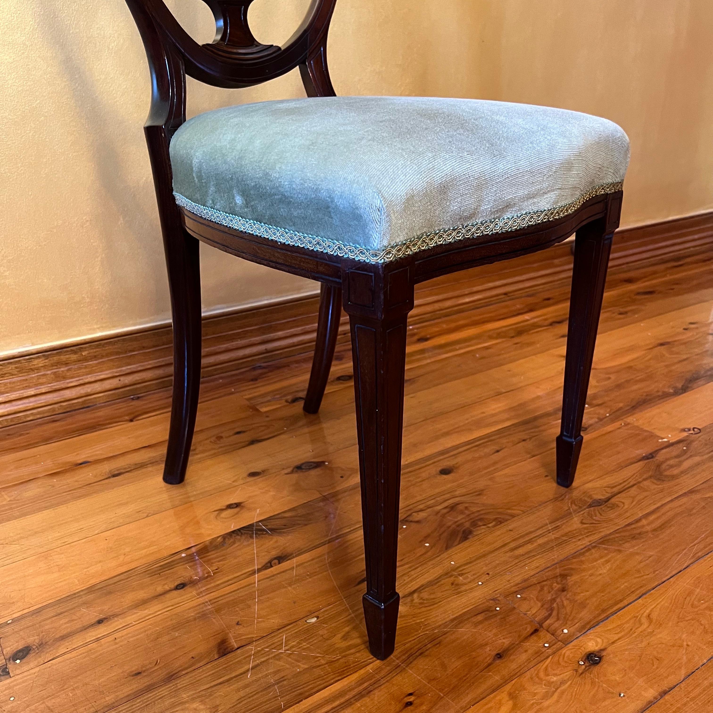 Antiker vierteiliger Stuhlsatz aus Nussbaumholz des frühen 20. im Angebot 12
