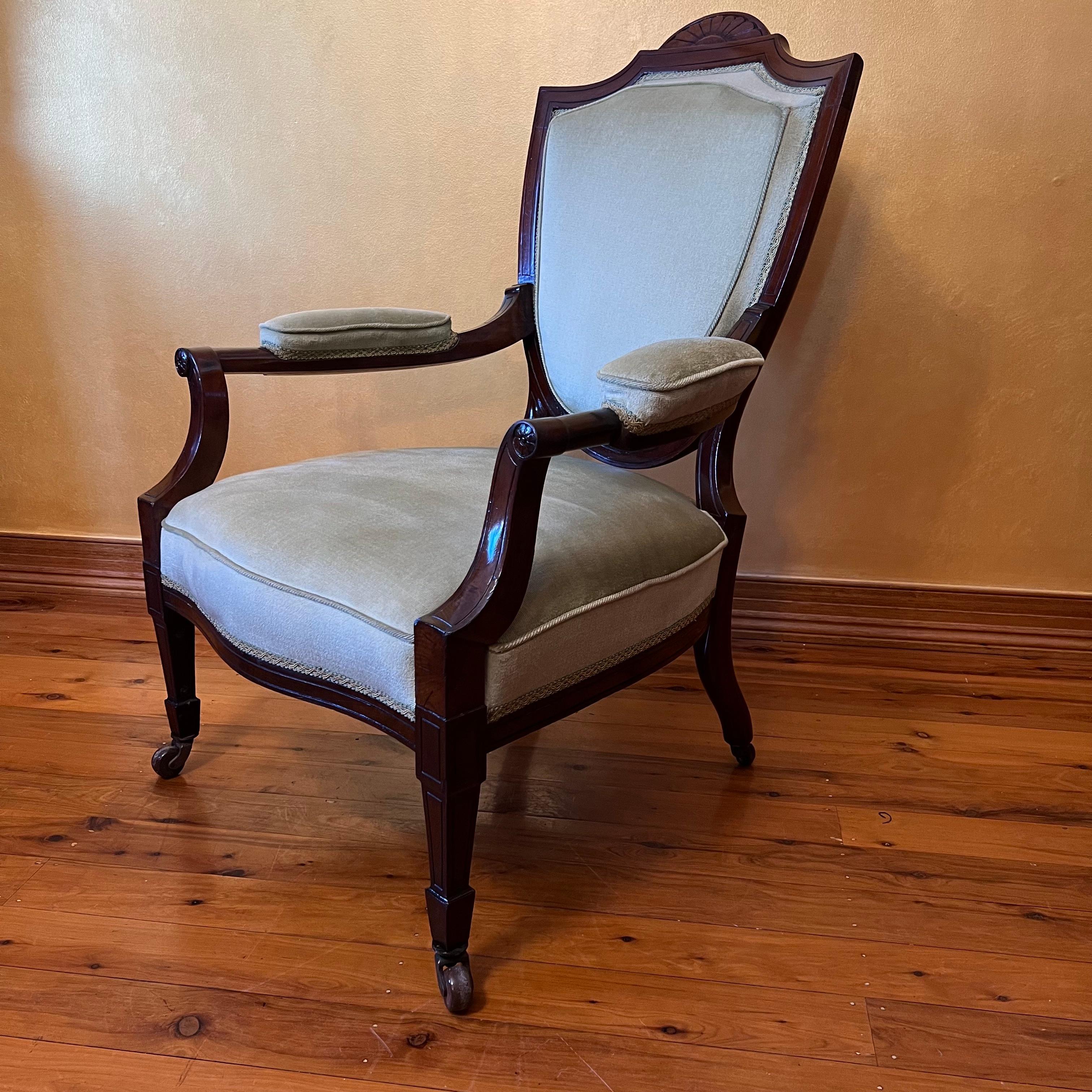 Antique Early 20th Century Walnut Four Piece Chair Set In Good Condition For Sale In EDENSOR PARK, NSW