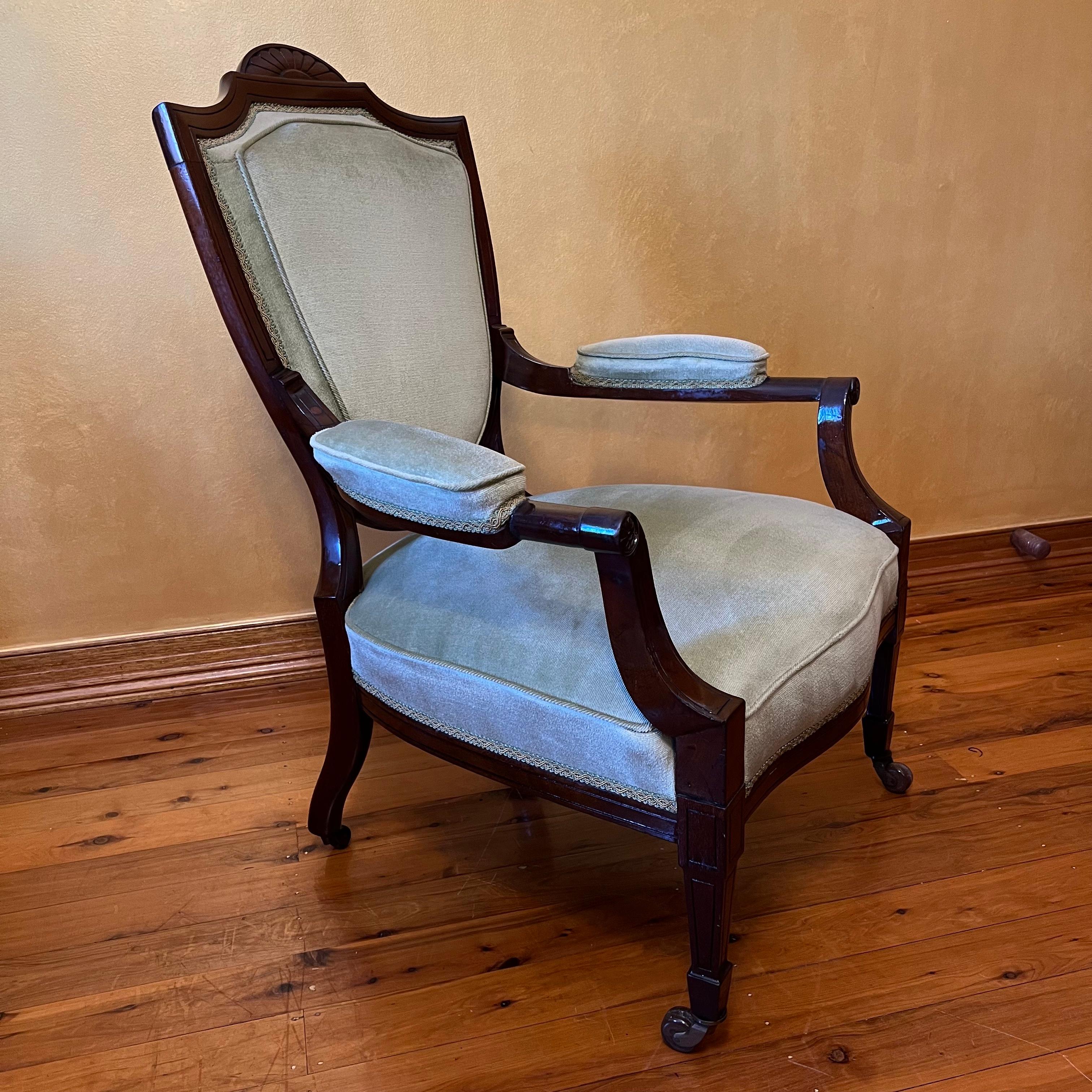 Antique Early 20th Century Walnut Four Piece Chair Set For Sale 1