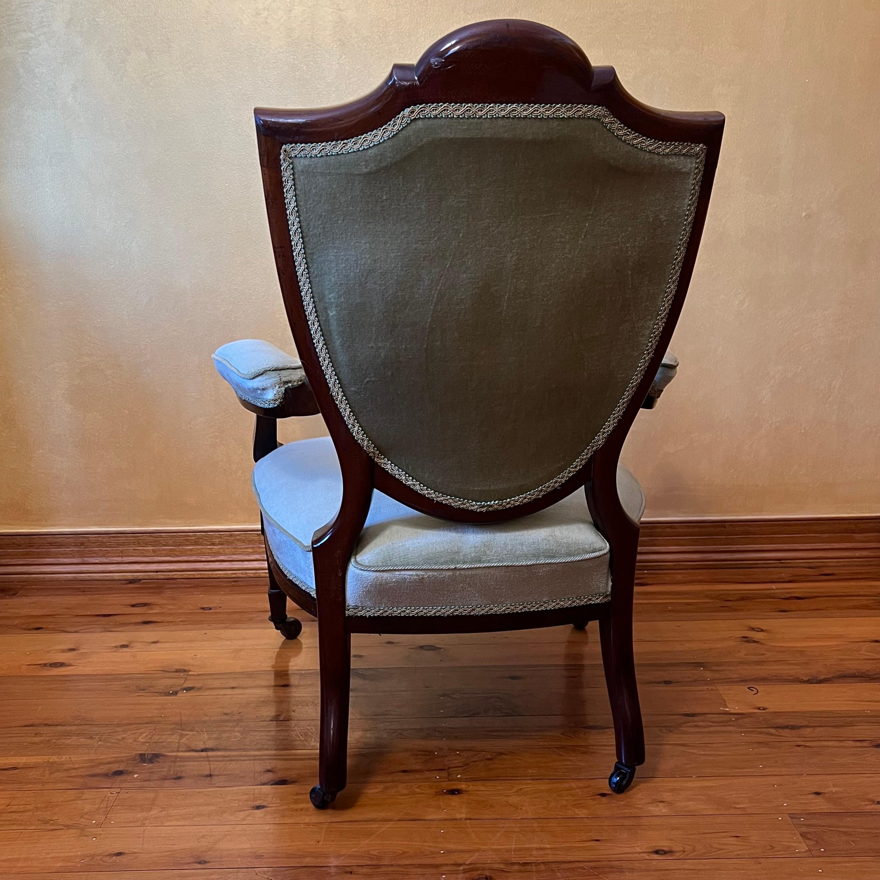 Antiker vierteiliger Stuhlsatz aus Nussbaumholz des frühen 20. (Walnuss) im Angebot