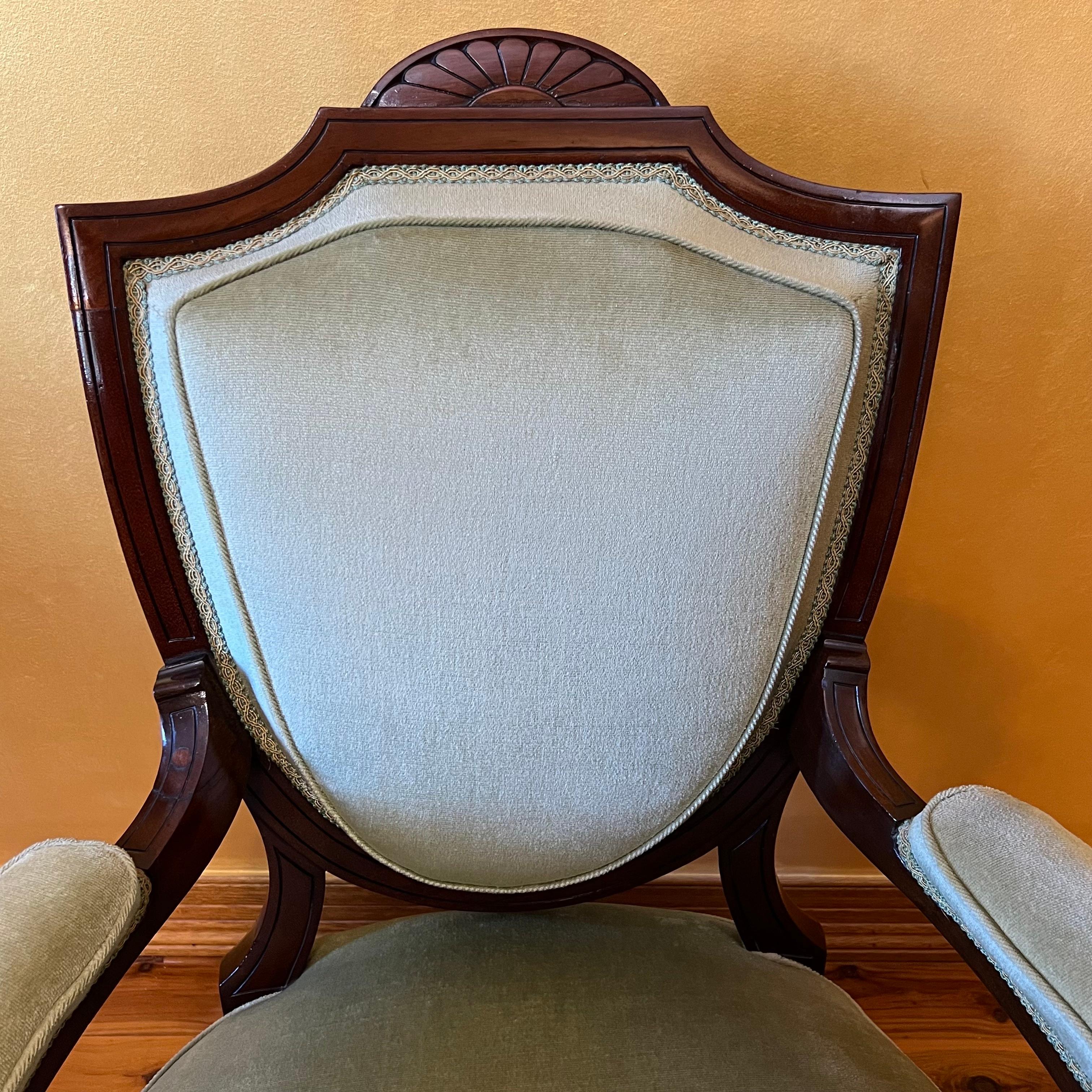Antiker vierteiliger Stuhlsatz aus Nussbaumholz des frühen 20. im Angebot 1