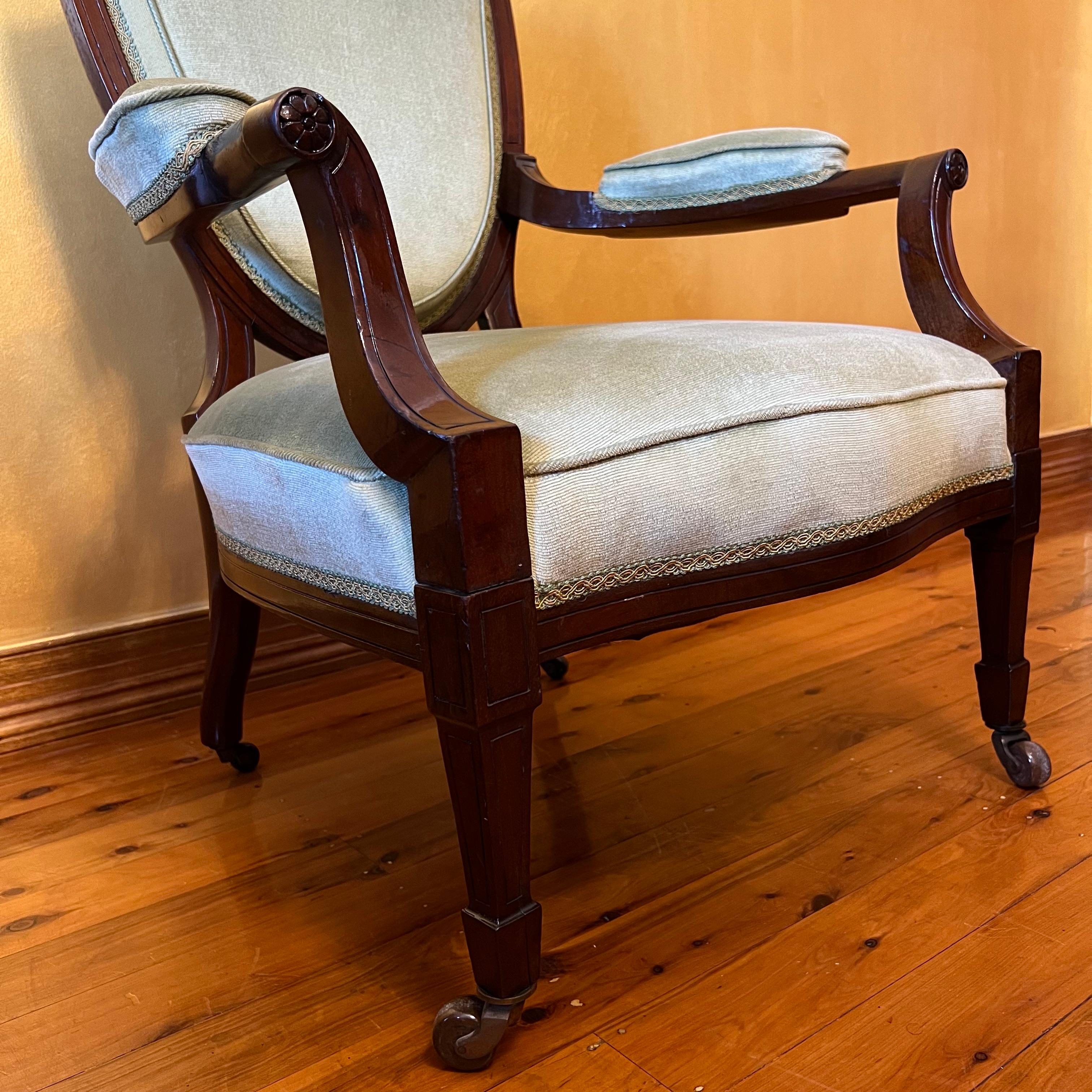 Antiker vierteiliger Stuhlsatz aus Nussbaumholz des frühen 20. im Angebot 2