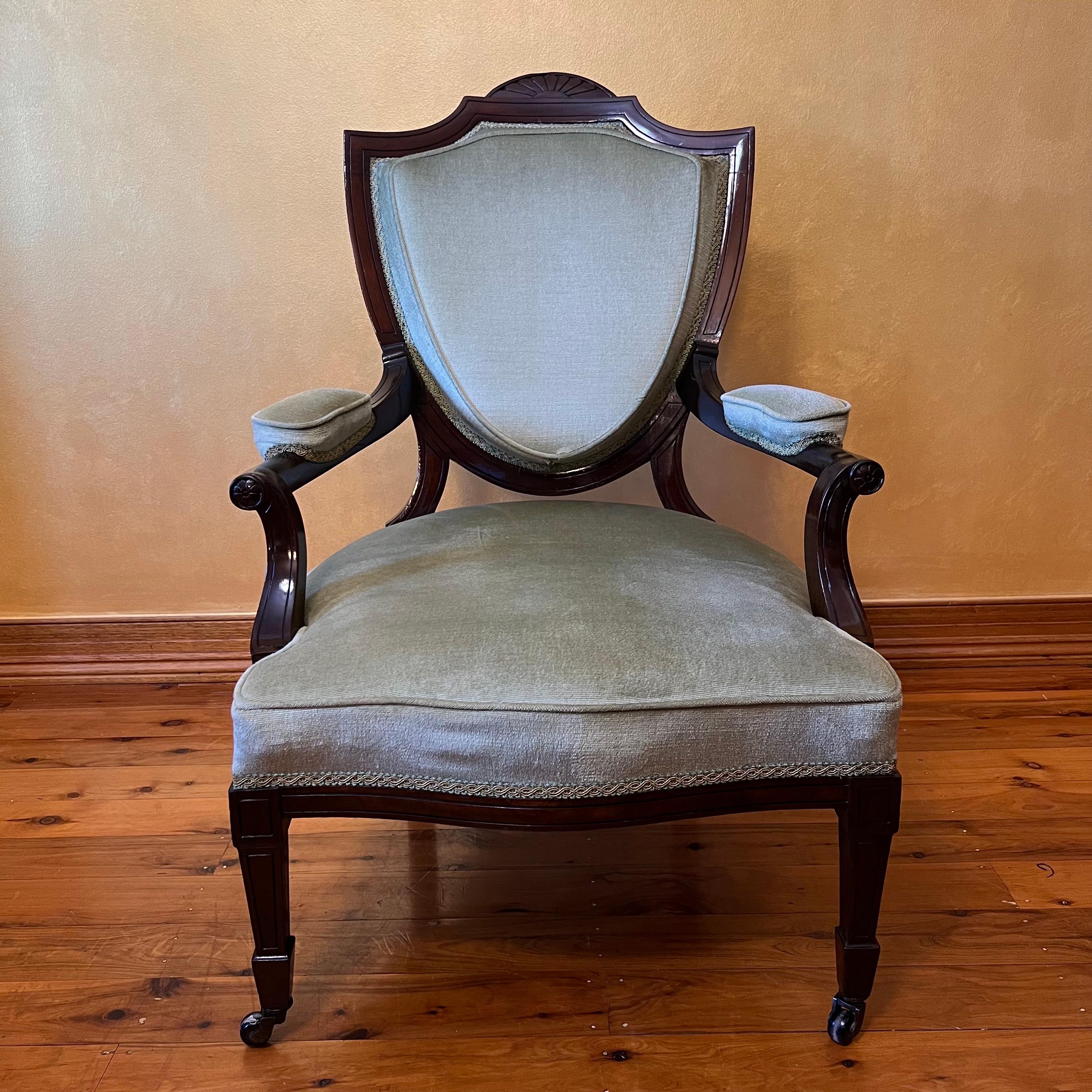 Antique Early 20th Century Walnut Four Piece Chair Set For Sale 5