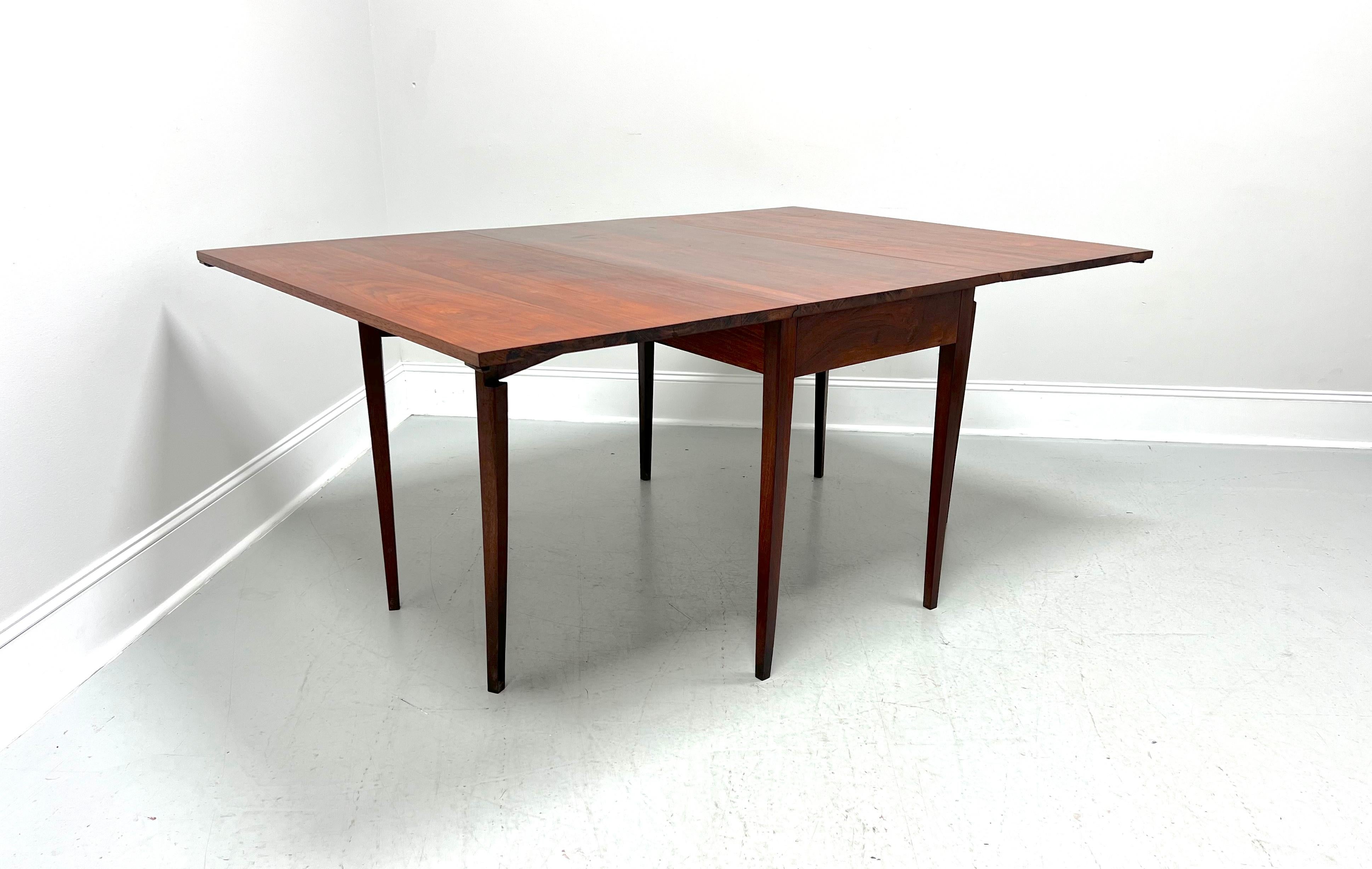 Antique Early 20th Century Walnut Hepplewhite Gateleg Drop-Leaf Dining Table In Good Condition For Sale In Charlotte, NC