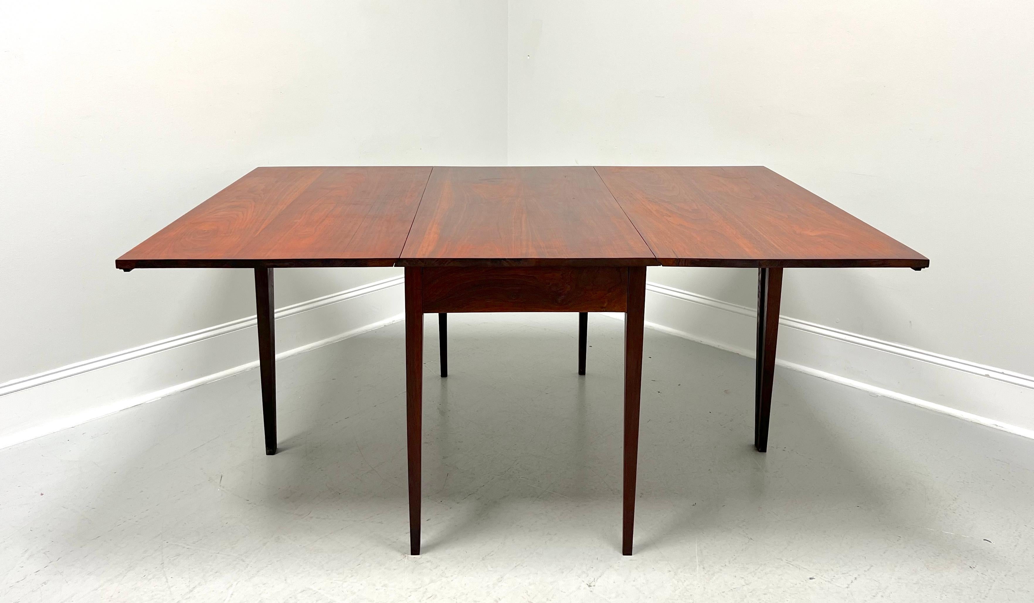 Antique Early 20th Century Walnut Hepplewhite Gateleg Drop-Leaf Dining Table For Sale 1