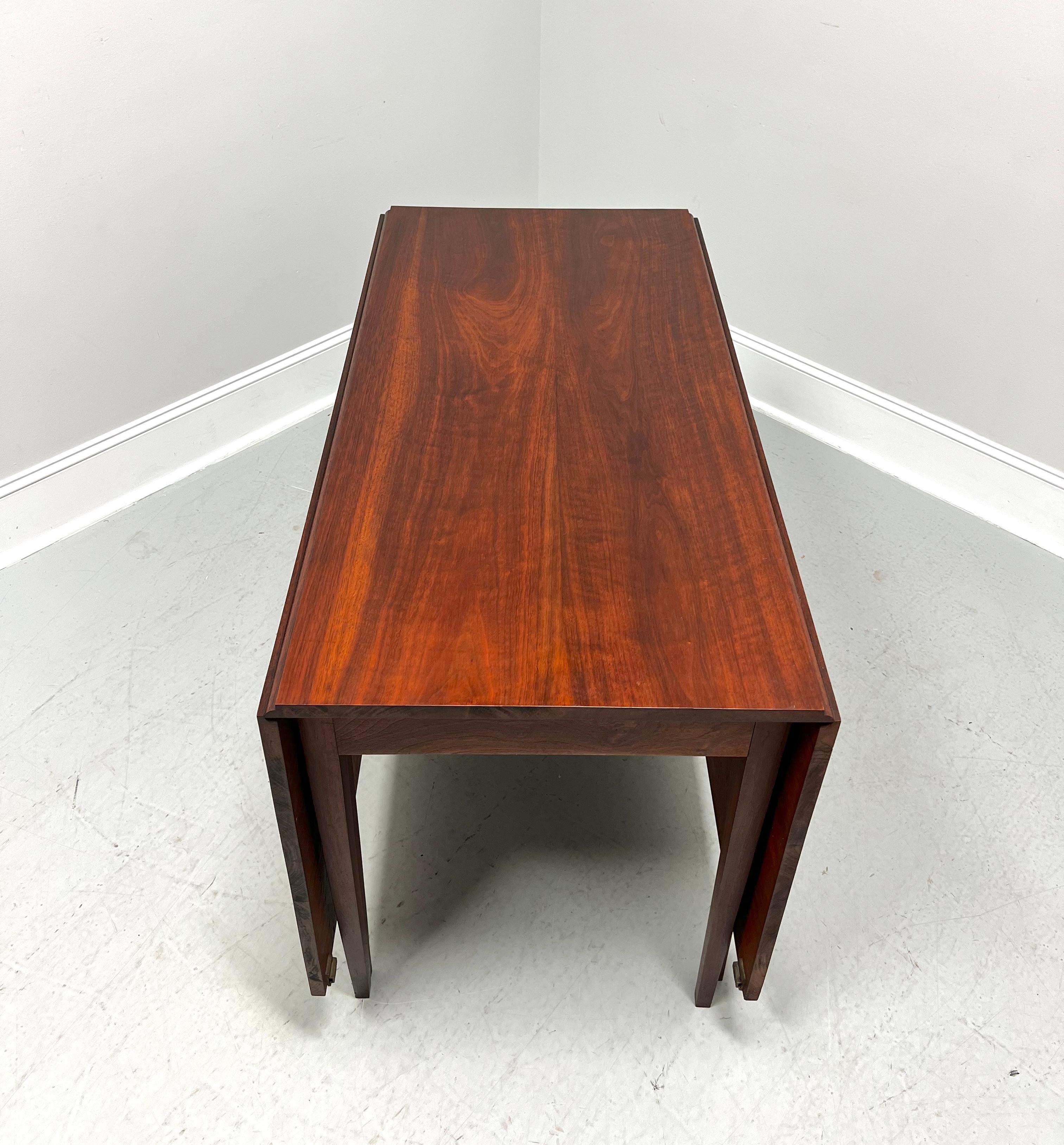 Antique Early 20th Century Walnut Hepplewhite Gateleg Drop-Leaf Dining Table For Sale 3