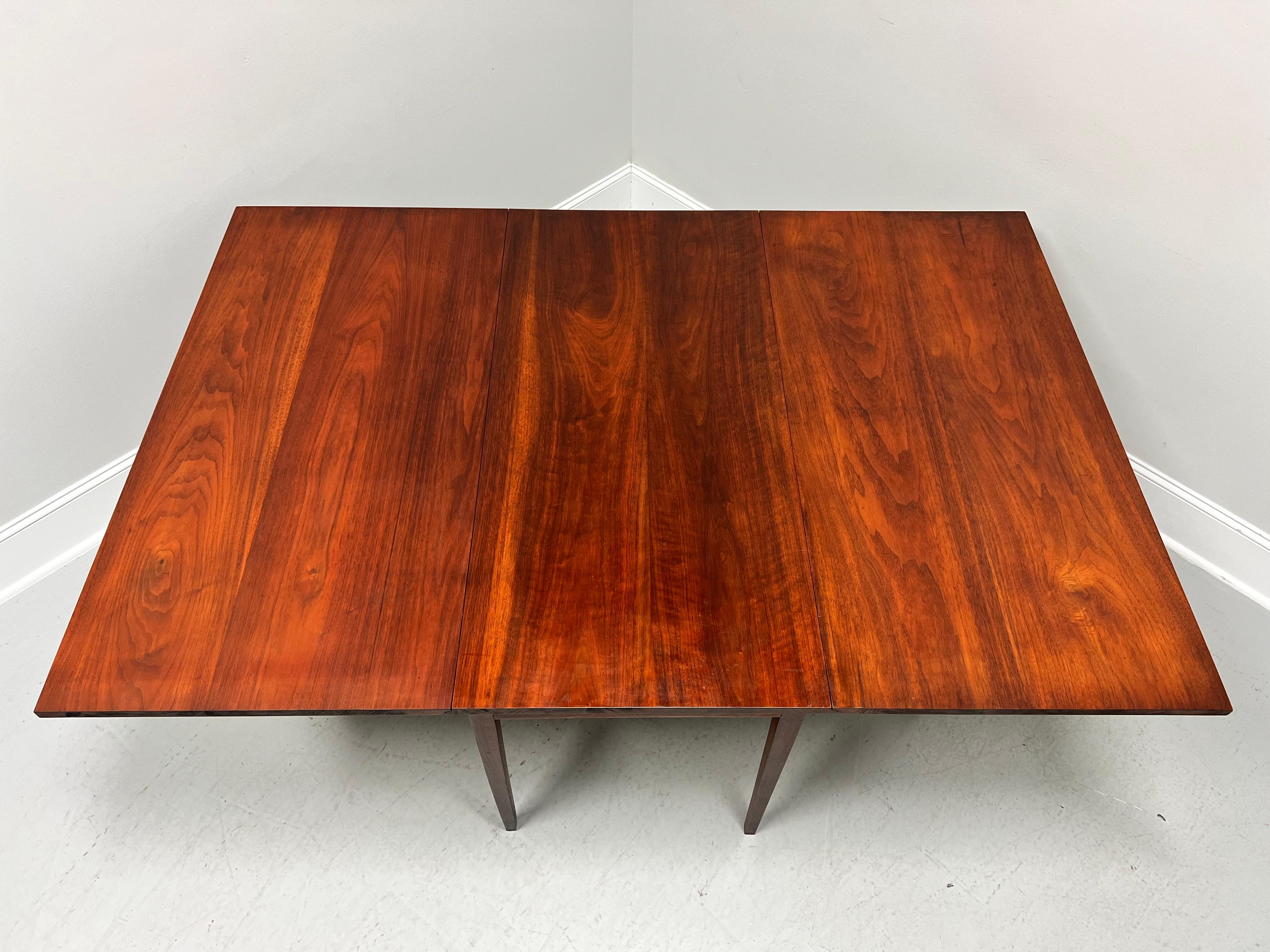 Antique Early 20th Century Walnut Hepplewhite Gateleg Drop-Leaf Dining Table For Sale 4