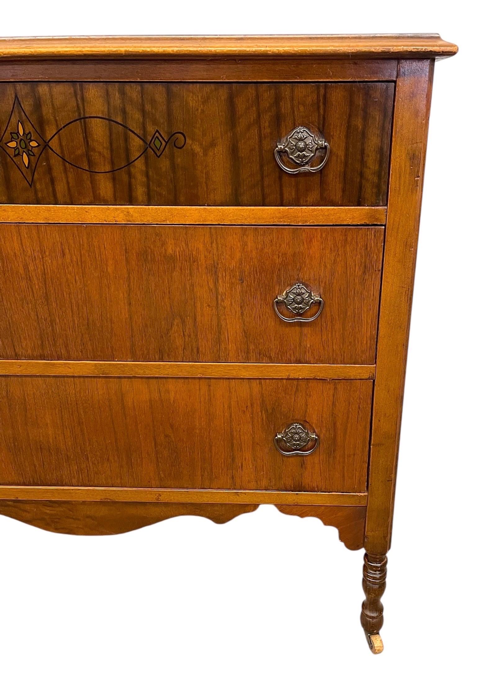 Antike frühe 20. Jahrhundert Nussbaum getönten 3-Schublade Kommode von John Furniture Co im Angebot 6