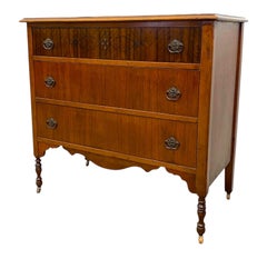 Antico comò a 3 cassetti in legno di noce dei primi del Novecento di John Furniture Co.