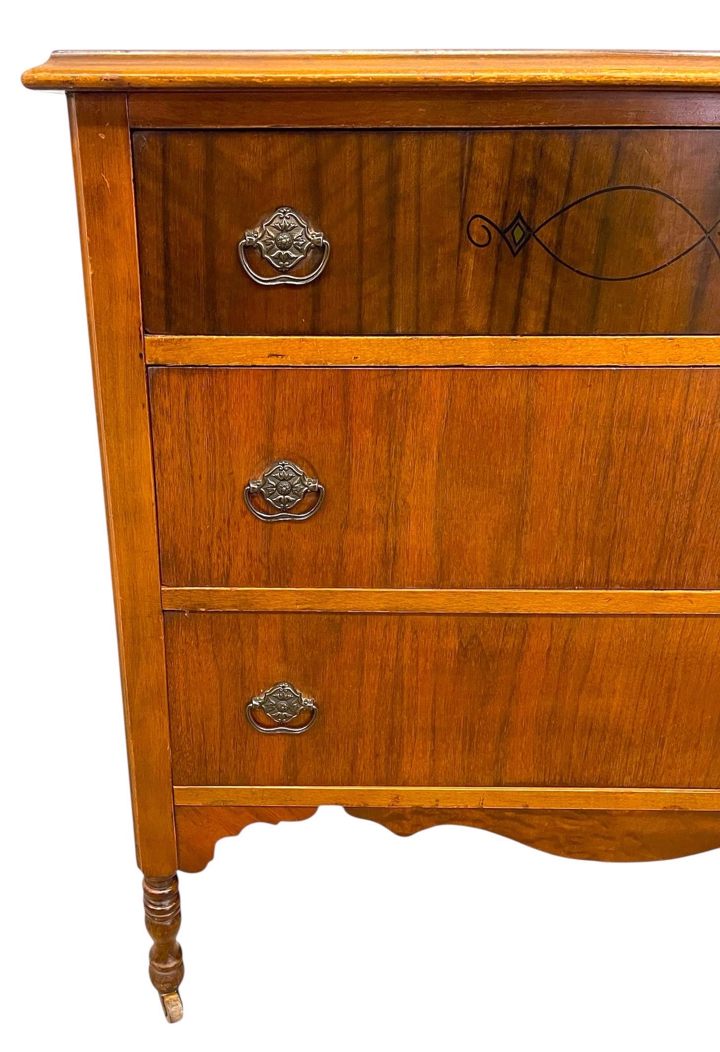Antike frühe 20. Jahrhundert Nussbaum getönten 3-Schublade Kommode von John Furniture Co (Sonstiges) im Angebot
