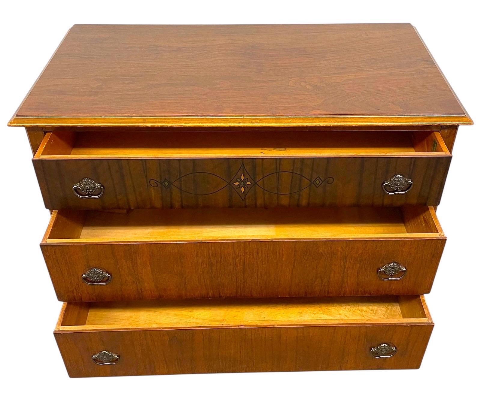 Antike frühe 20. Jahrhundert Nussbaum getönten 3-Schublade Kommode von John Furniture Co im Angebot 3