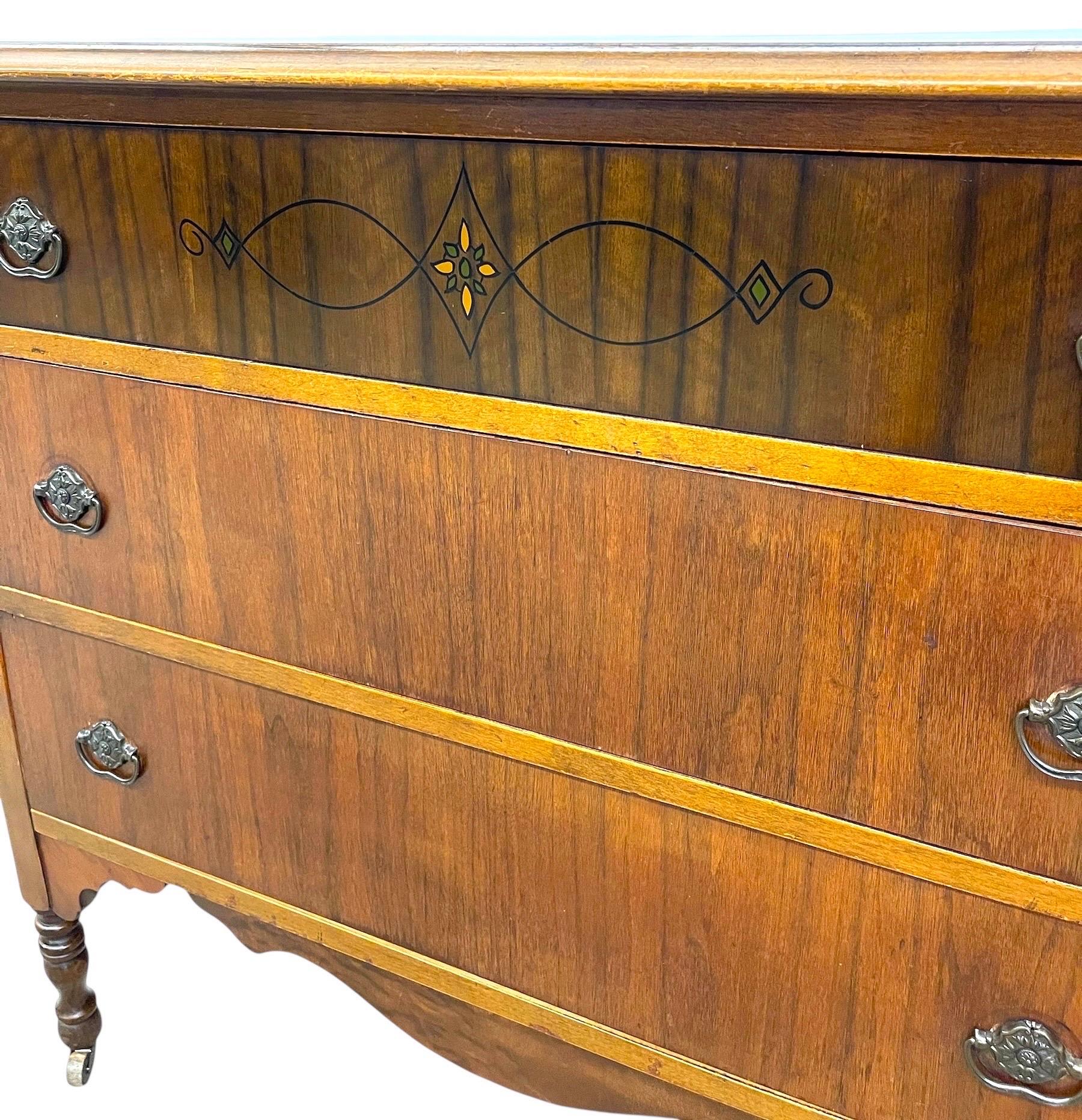 Antike frühe 20. Jahrhundert Nussbaum getönten 3-Schublade Kommode von John Furniture Co im Angebot 5