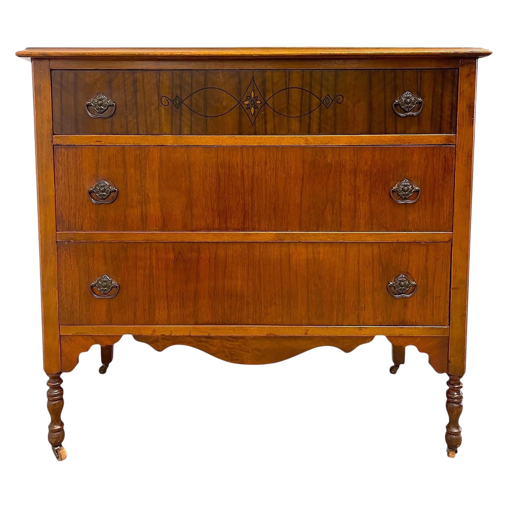 Cómoda antigua de 3 cajones en tono nogal de principios del siglo XX por John Furniture Co