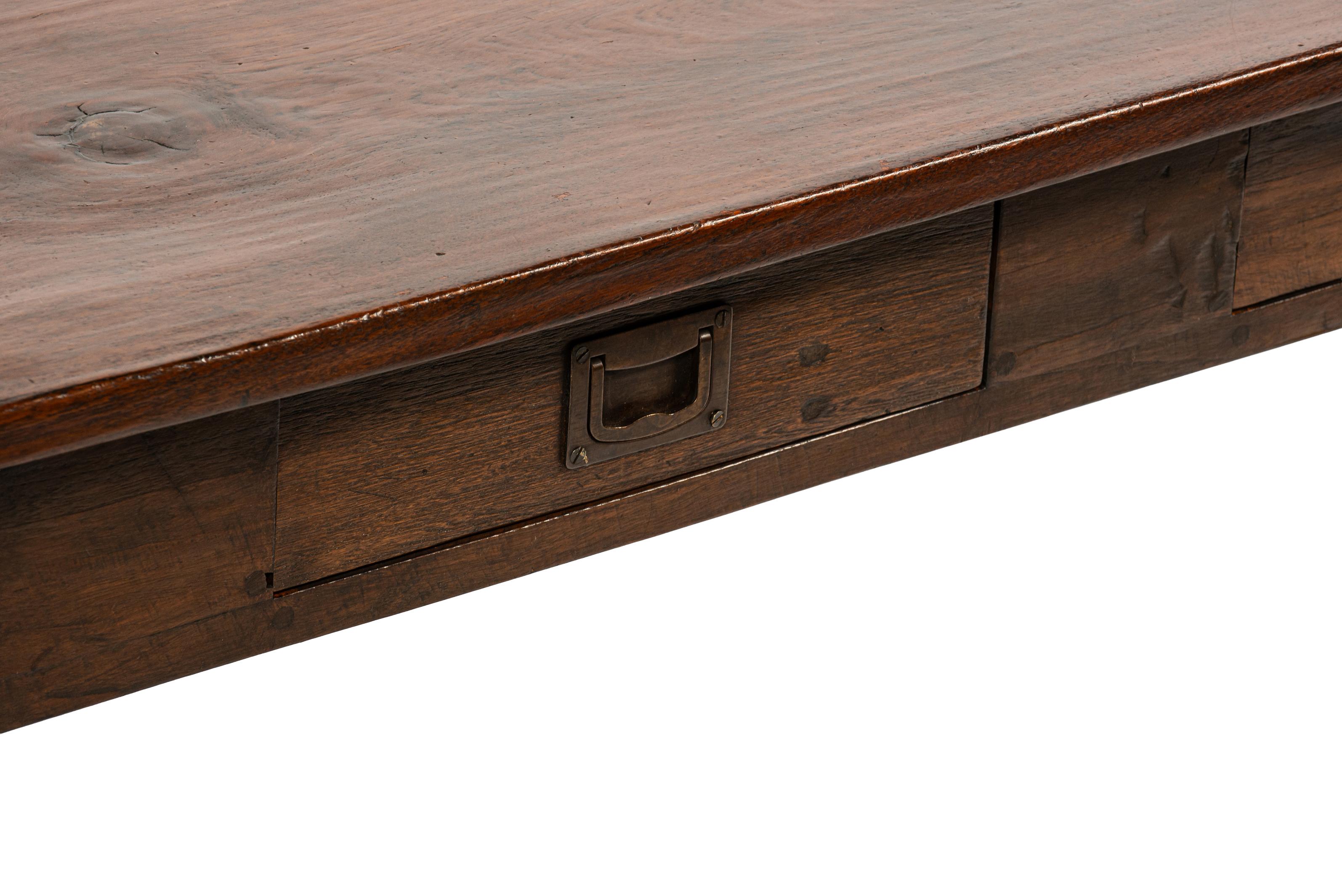 Antigua mesa de centro de teca marrón cálido de principios del siglo XX con cuatro cajones en venta 3