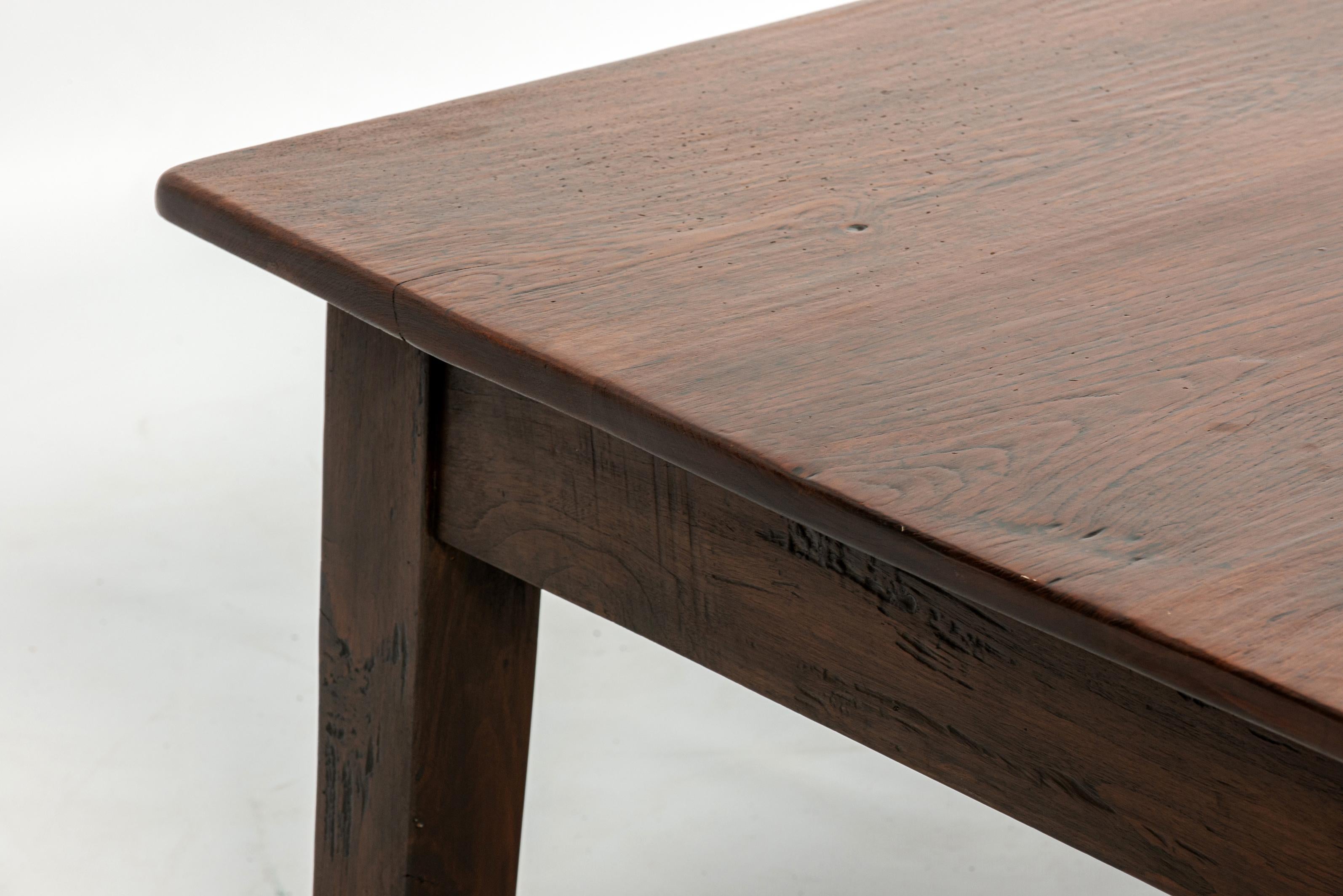 Antigua mesa de centro de teca marrón cálido de principios del siglo XX con cuatro cajones en venta 4