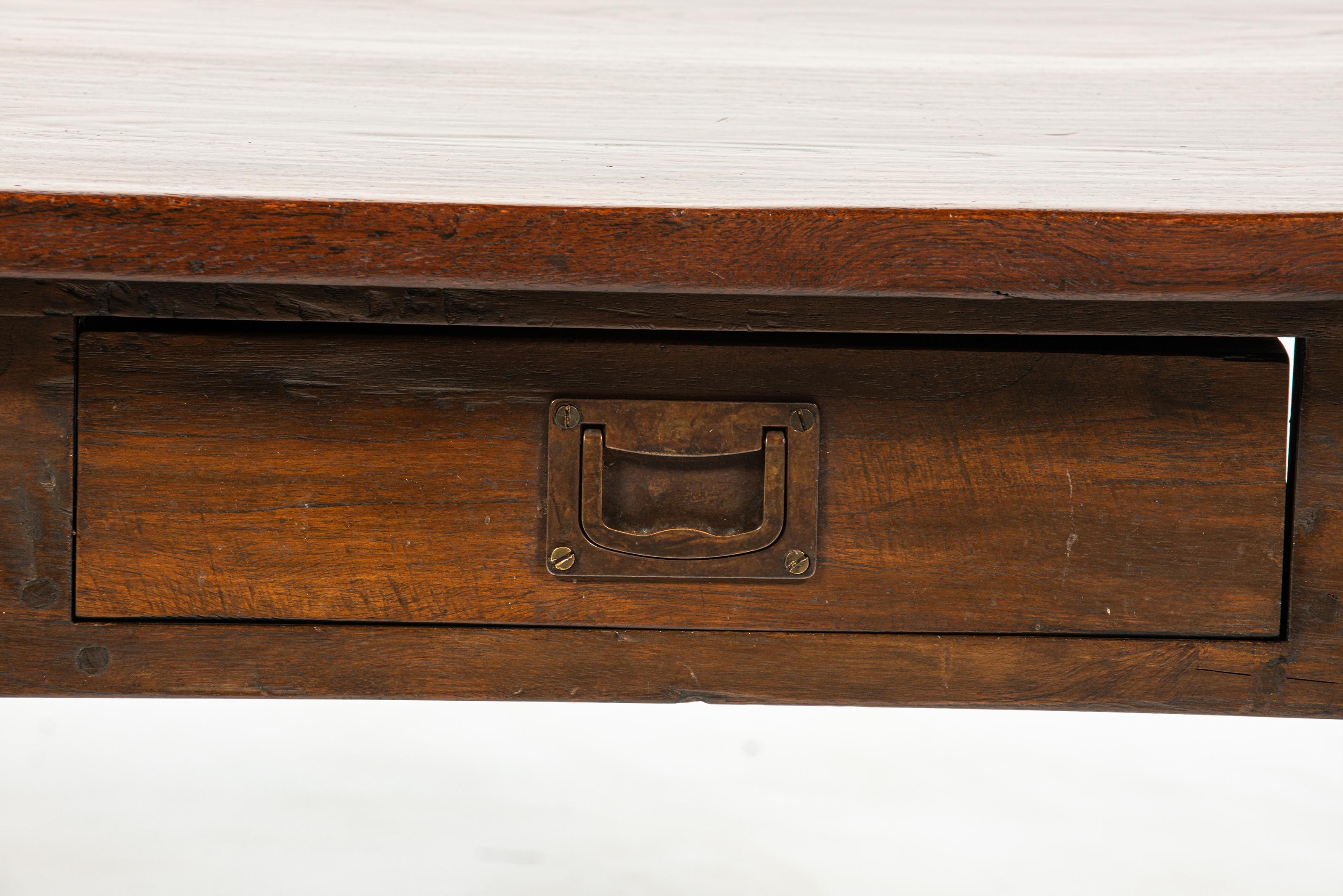 Antigua mesa de centro de teca marrón cálido de principios del siglo XX con cuatro cajones en venta 5