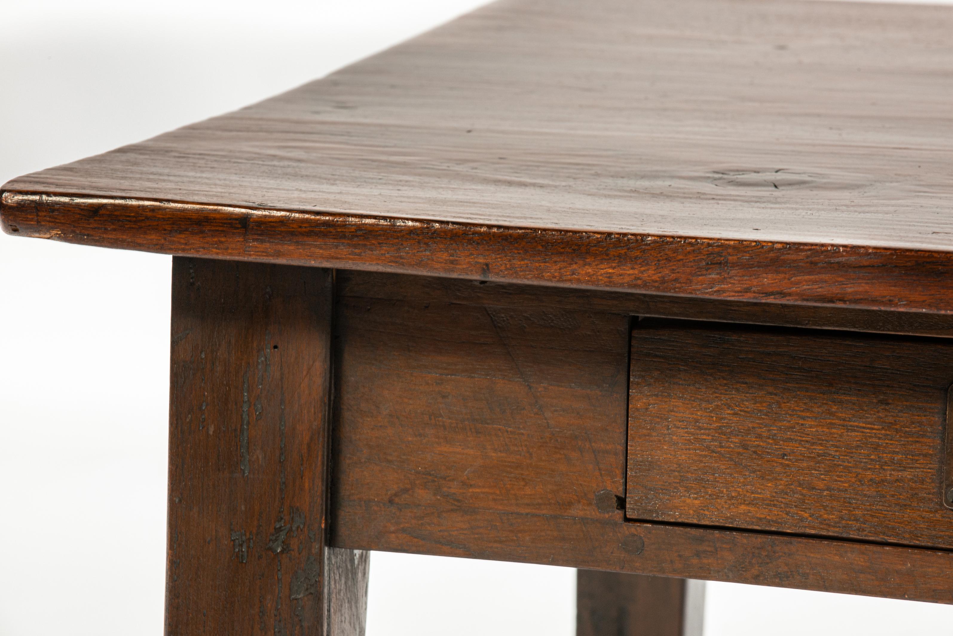 Antigua mesa de centro de teca marrón cálido de principios del siglo XX con cuatro cajones en venta 6