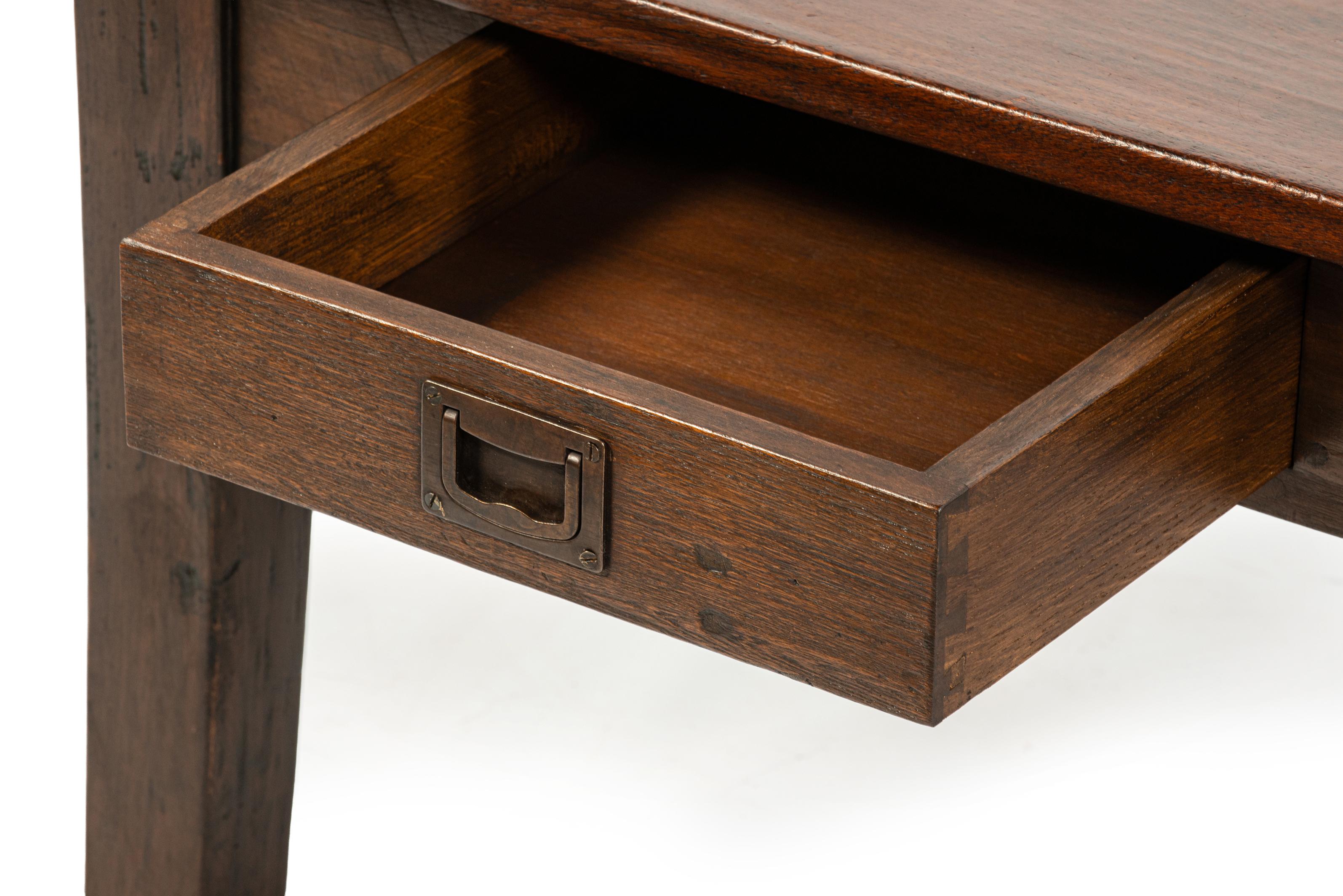 Antigua mesa de centro de teca marrón cálido de principios del siglo XX con cuatro cajones en venta 7